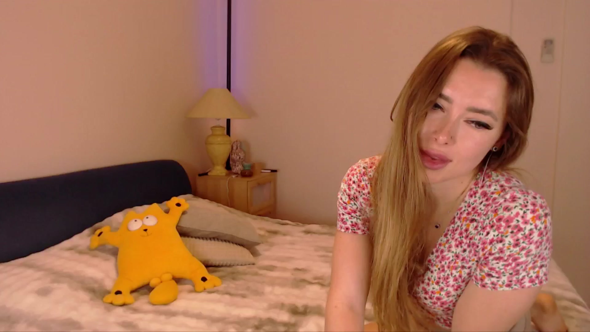 Gallery image thumbnail from SimonsWife's myfreecams stream on, 03/30/2026, 16:31 image 10 of 20