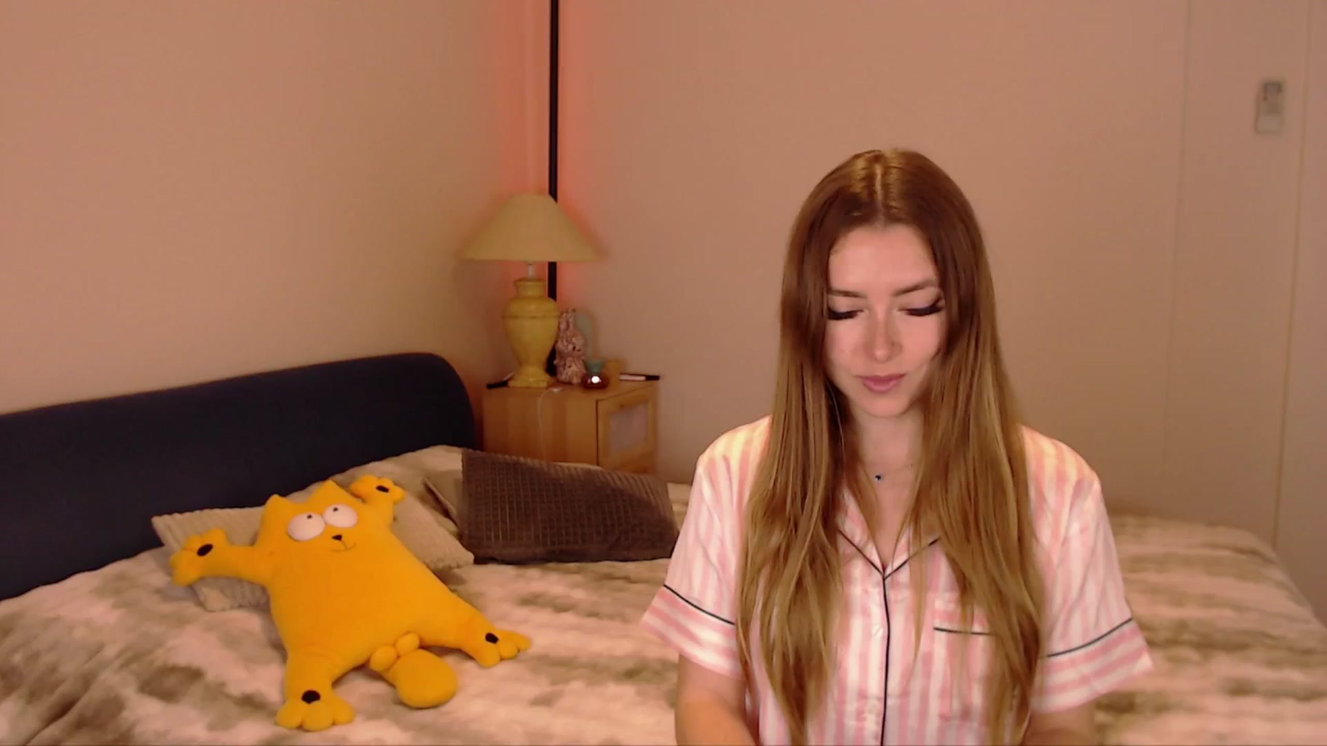 Gallery image thumbnail from SimonsWife's myfreecams stream on, 04/06/2026, 11:57 image 6 of 20