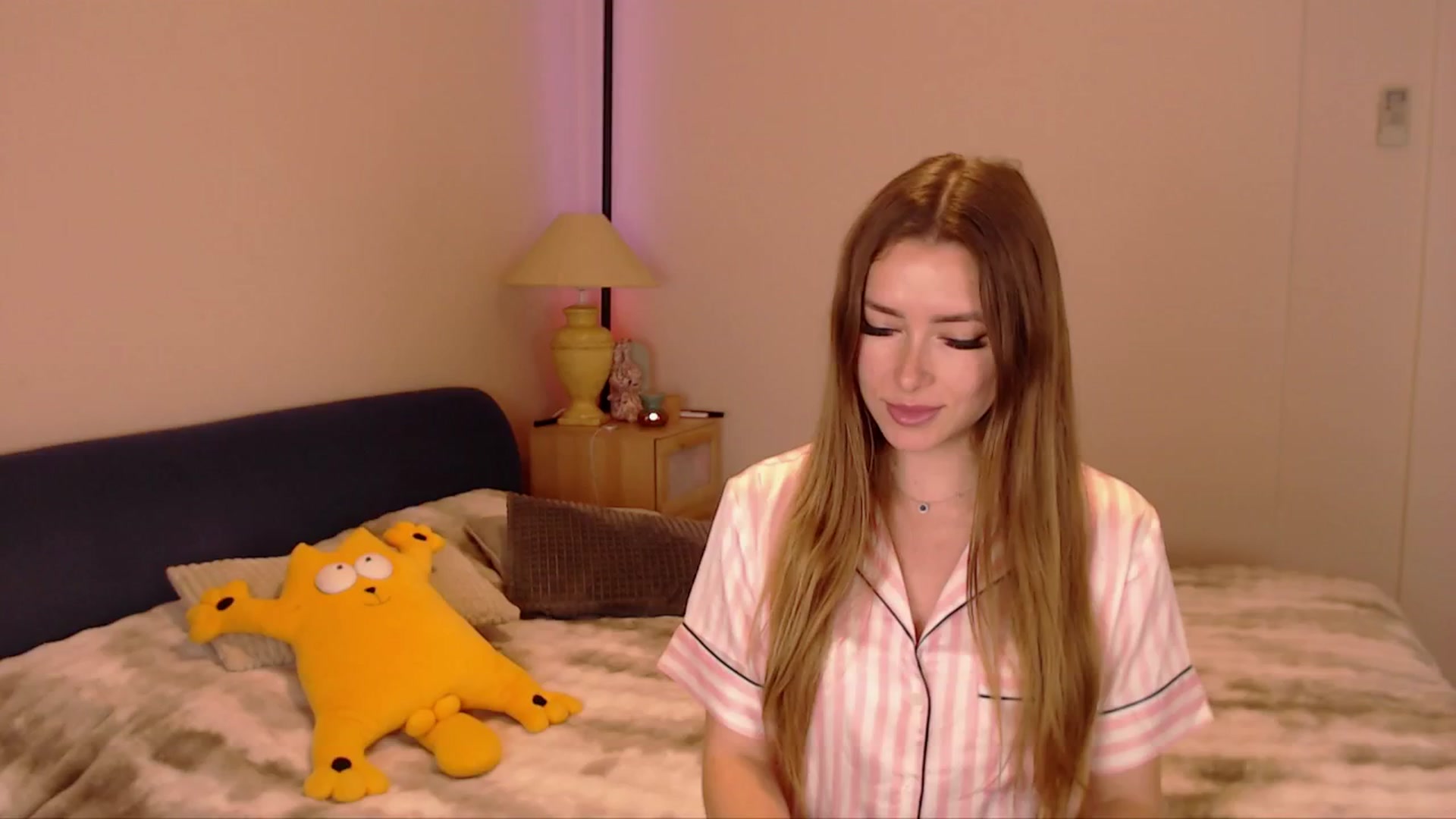 Gallery image thumbnail from SimonsWife's myfreecams stream on, 04/06/2026, 11:57 image 9 of 20