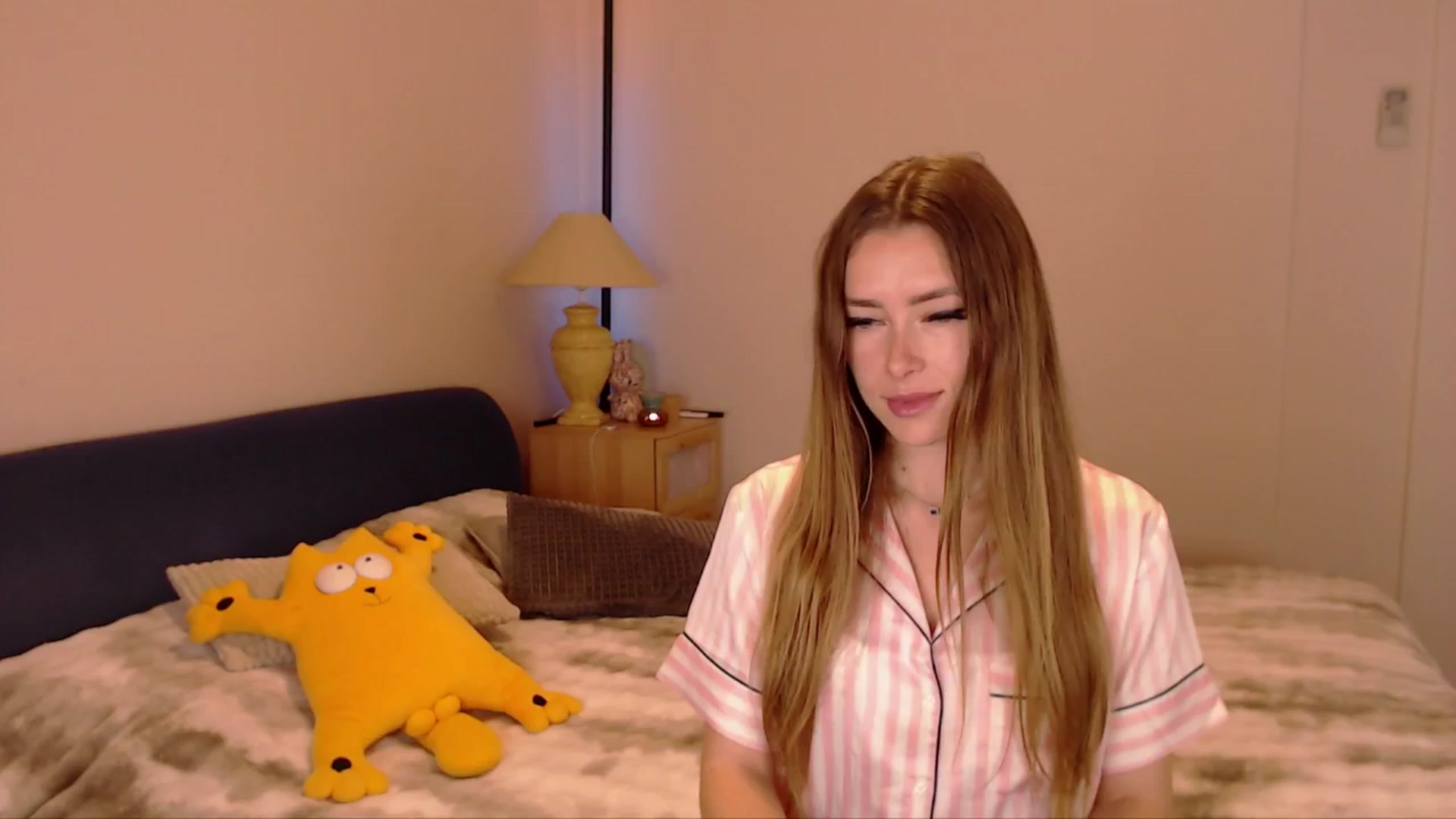 Gallery image thumbnail from SimonsWife's myfreecams stream on, 04/06/2026, 11:57 image 10 of 20