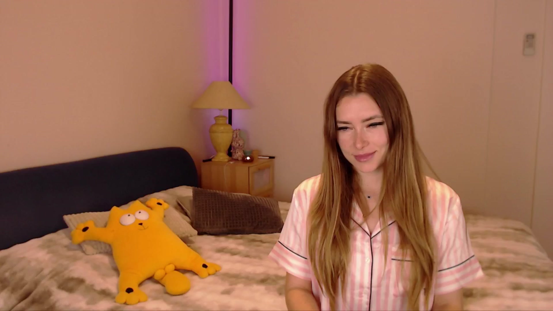 Gallery image thumbnail from SimonsWife's myfreecams stream on, 04/06/2026, 11:57 image 4 of 20