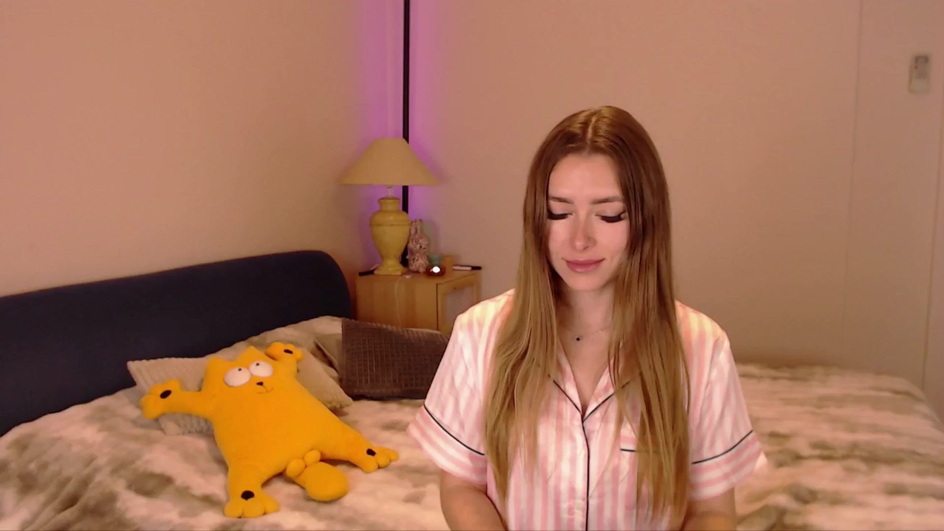Gallery image thumbnail from SimonsWife's myfreecams stream on, 04/06/2026, 12:45 image 17 of 20