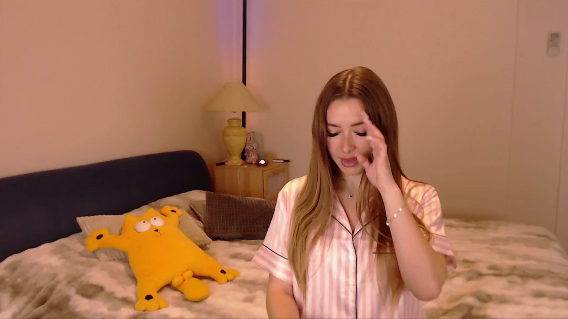Gallery image thumbnail from SimonsWife's myfreecams stream on, 04/06/2026, 12:45 image 15 of 20