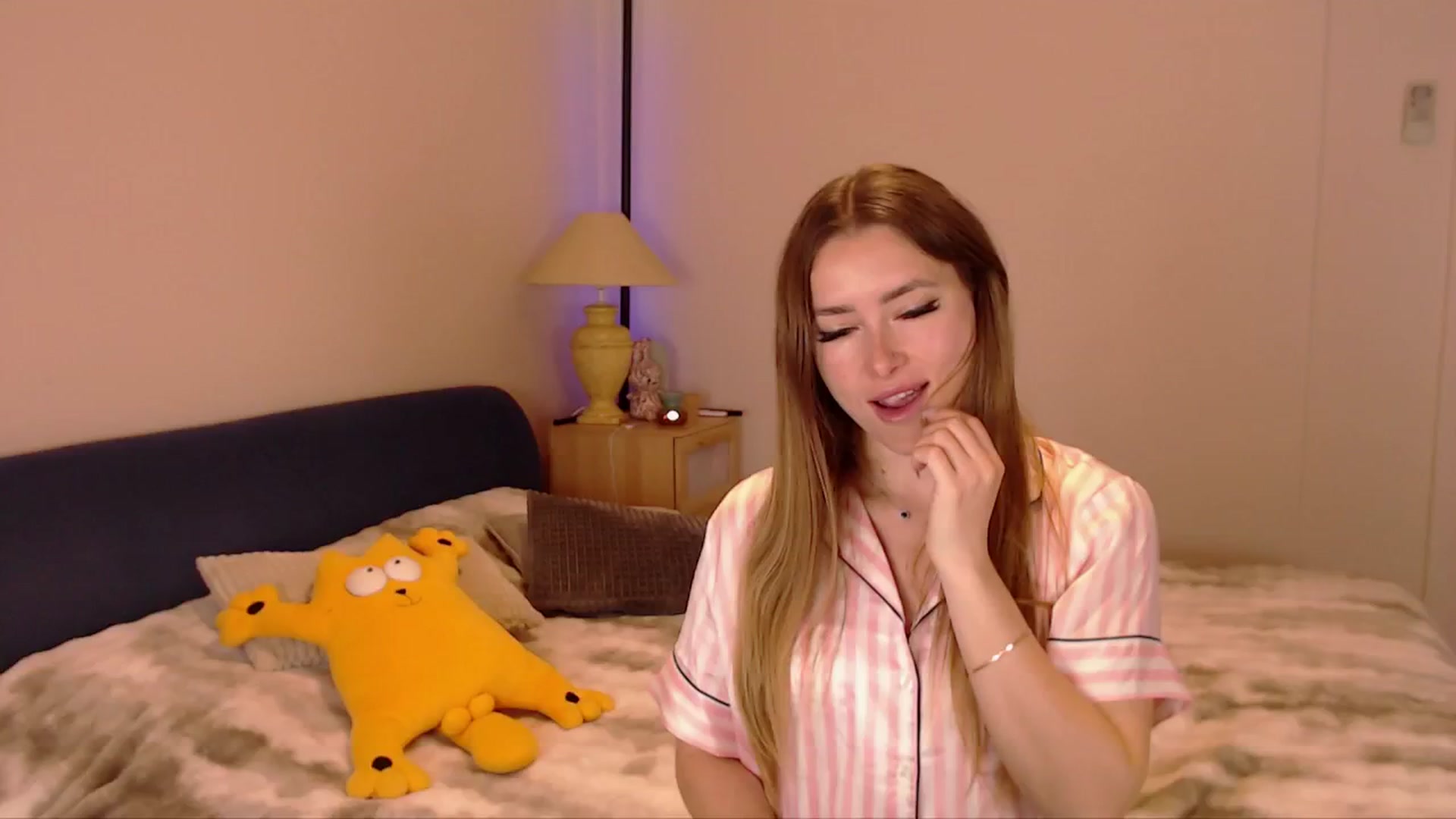 Gallery image thumbnail from SimonsWife's myfreecams stream on, 04/06/2026, 12:45 image 9 of 20