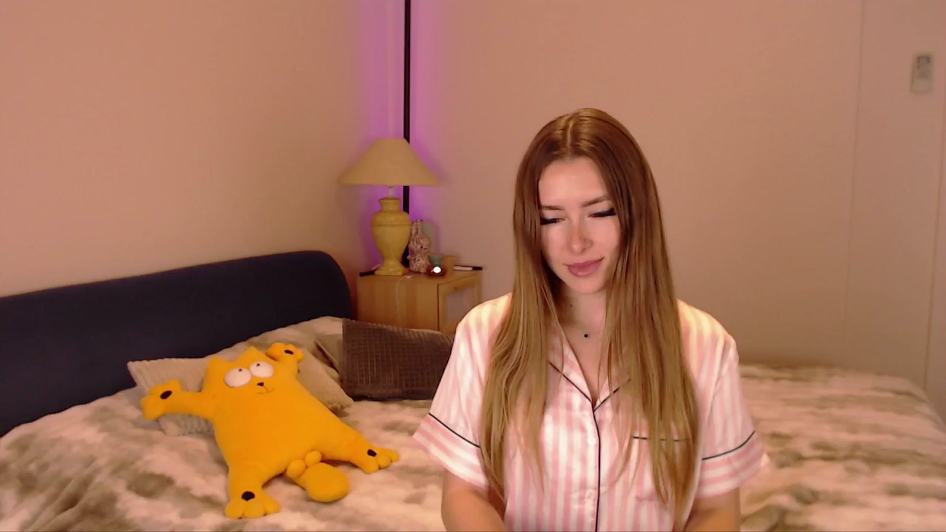 Gallery image thumbnail from SimonsWife's myfreecams stream on, 04/06/2026, 12:45 image 6 of 20