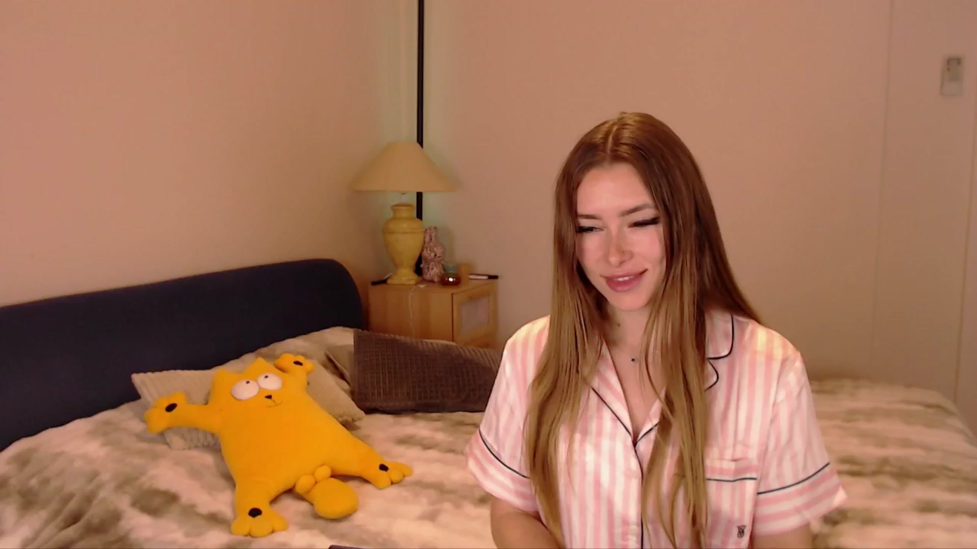 Gallery image thumbnail from SimonsWife's myfreecams stream on, 04/06/2026, 14:06 image 8 of 20
