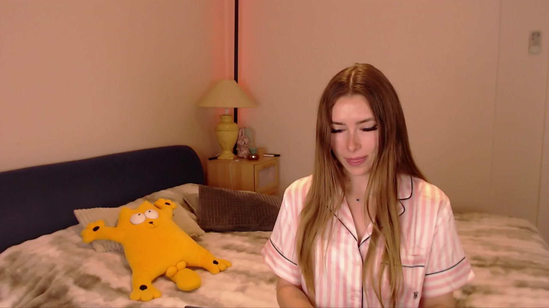 Gallery image thumbnail from SimonsWife's myfreecams stream on, 04/06/2026, 14:06 image 9 of 20