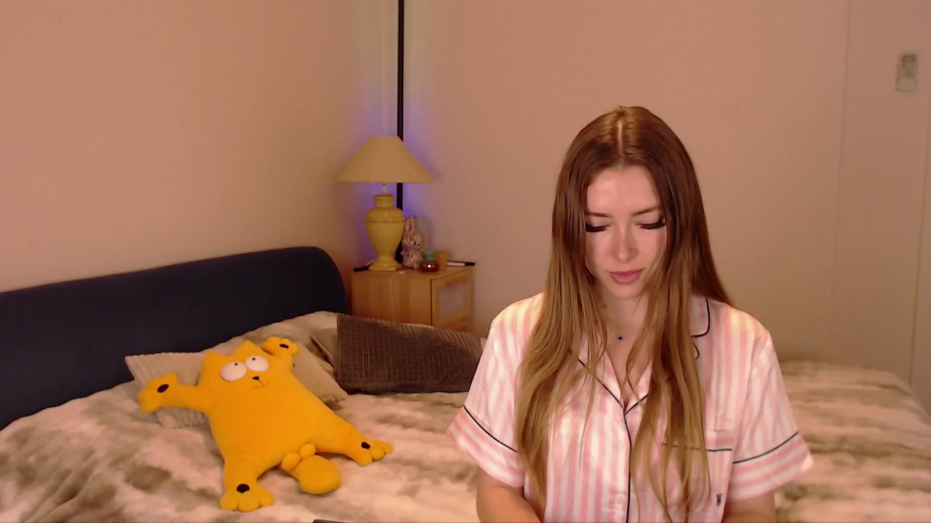 Gallery image thumbnail from SimonsWife's myfreecams stream on, 04/06/2026, 14:06 image 16 of 20