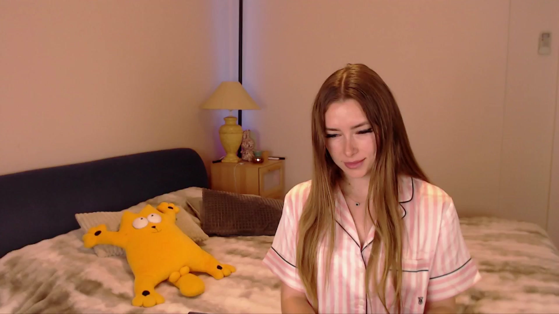Gallery image thumbnail from SimonsWife's myfreecams stream on, 04/06/2026, 14:06 image 4 of 20