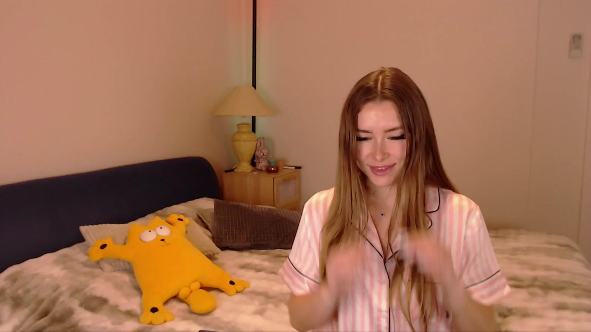 Gallery image thumbnail from SimonsWife's myfreecams stream on, 04/06/2026, 14:06 image 17 of 20