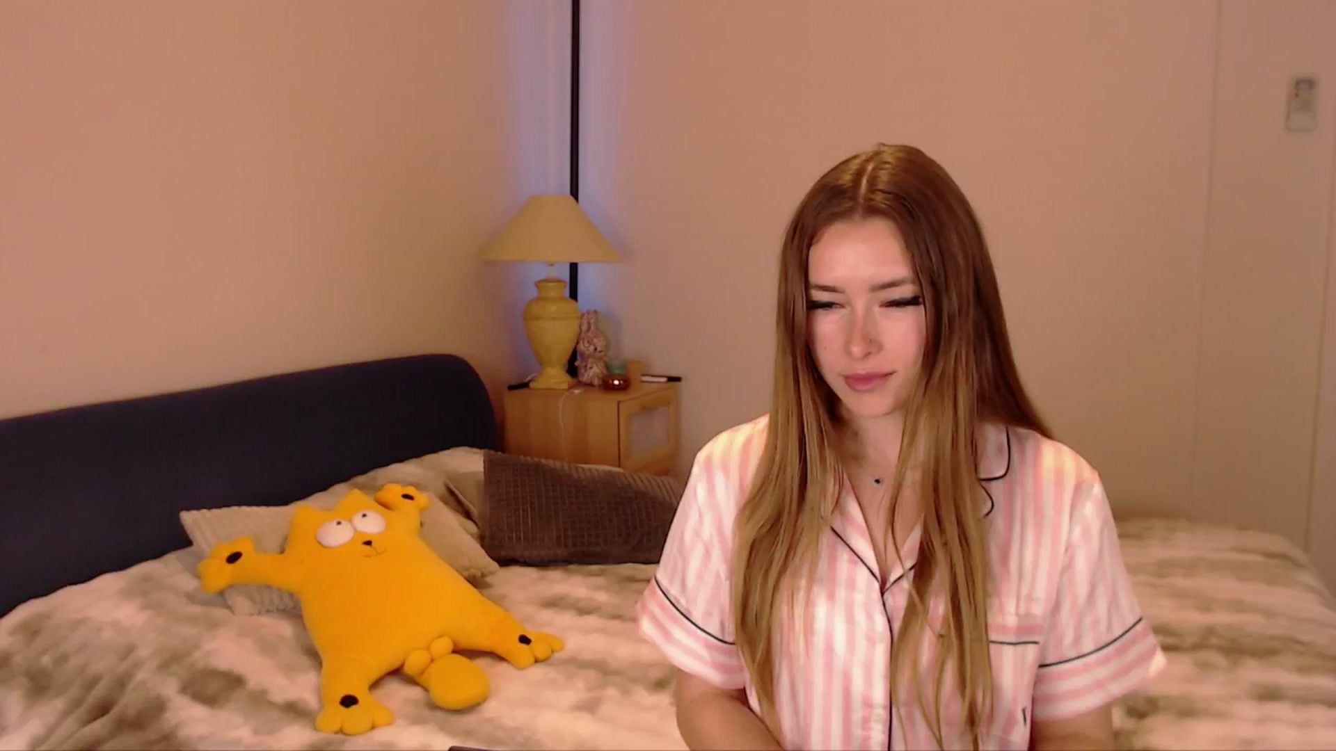 Gallery image thumbnail from SimonsWife's myfreecams stream on, 04/06/2026, 14:06 image 13 of 20
