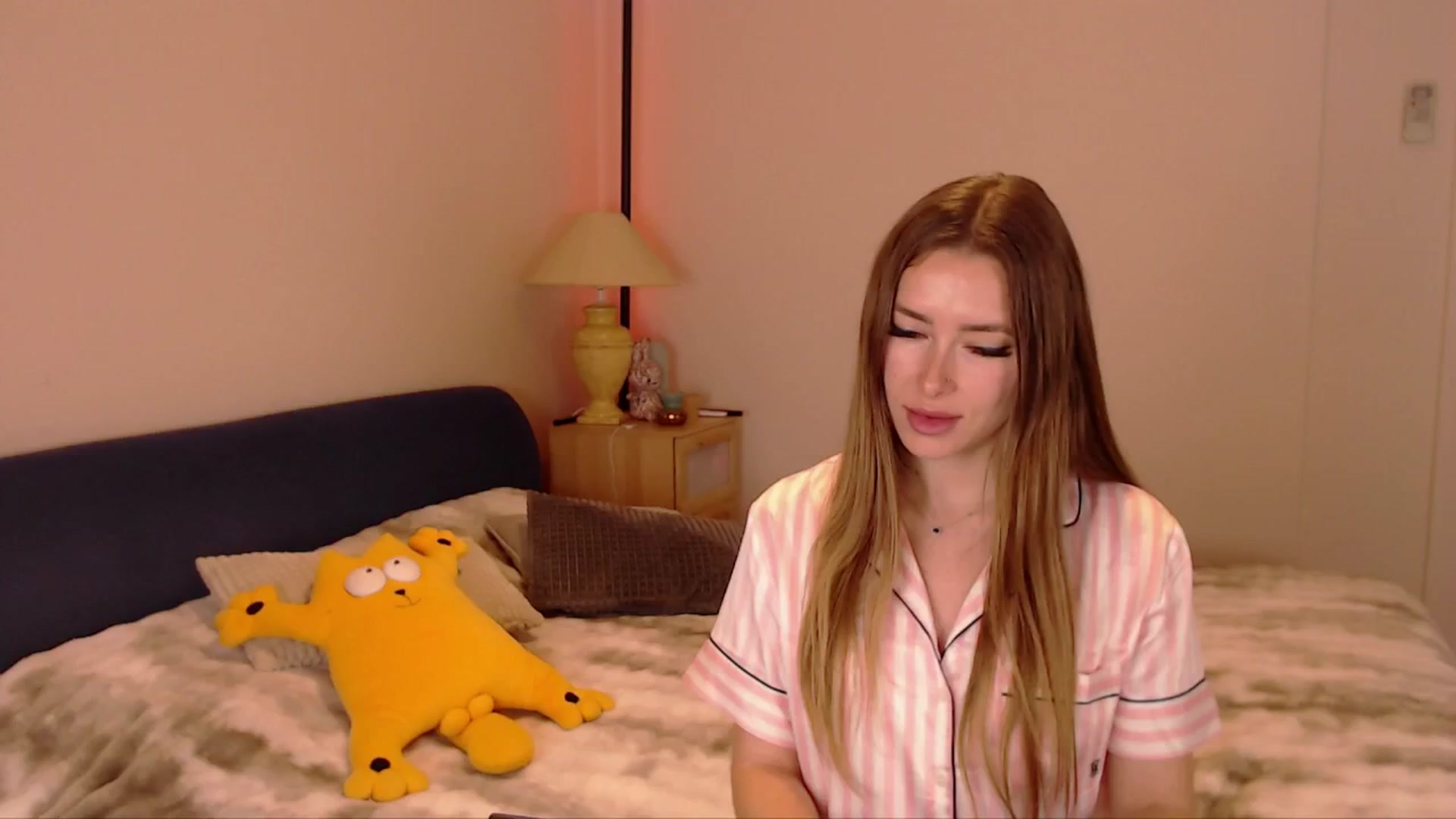 Gallery image thumbnail from SimonsWife's myfreecams stream on, 04/06/2026, 14:06 image 18 of 20