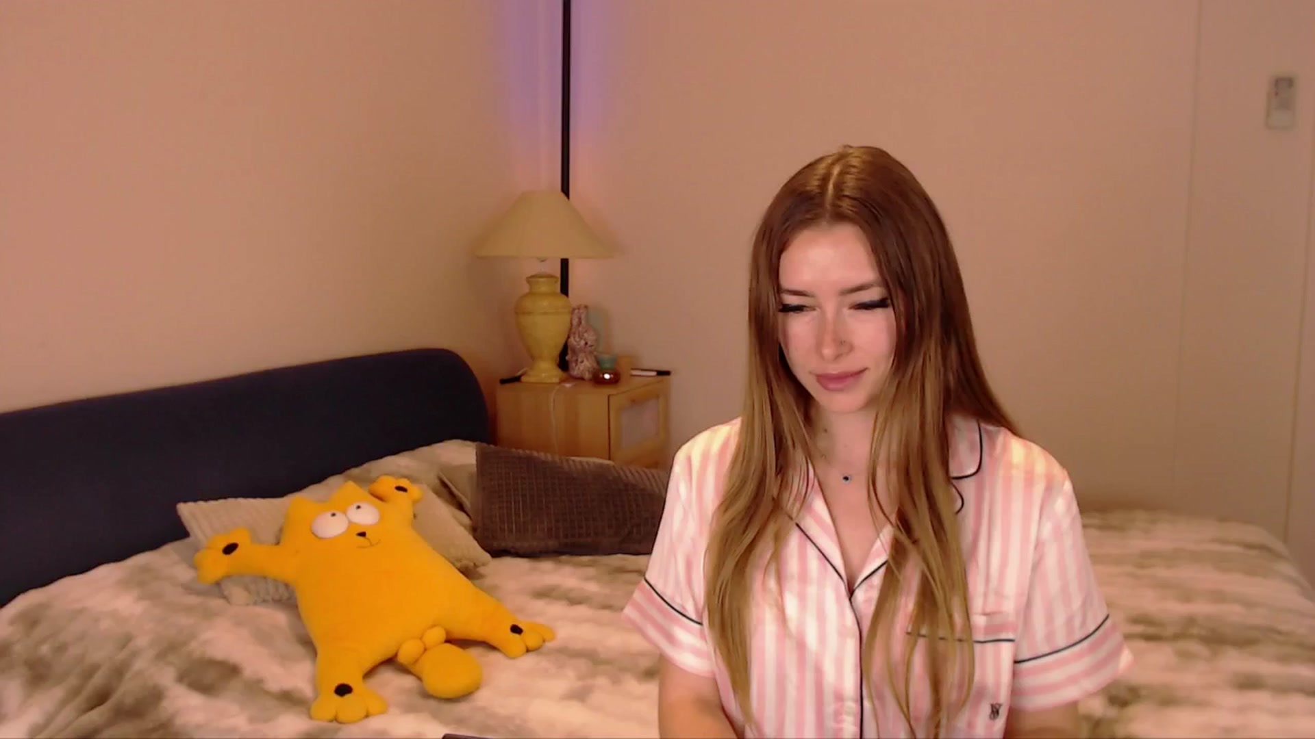 Gallery image thumbnail from SimonsWife's myfreecams stream on, 04/06/2026, 14:06 image 6 of 20