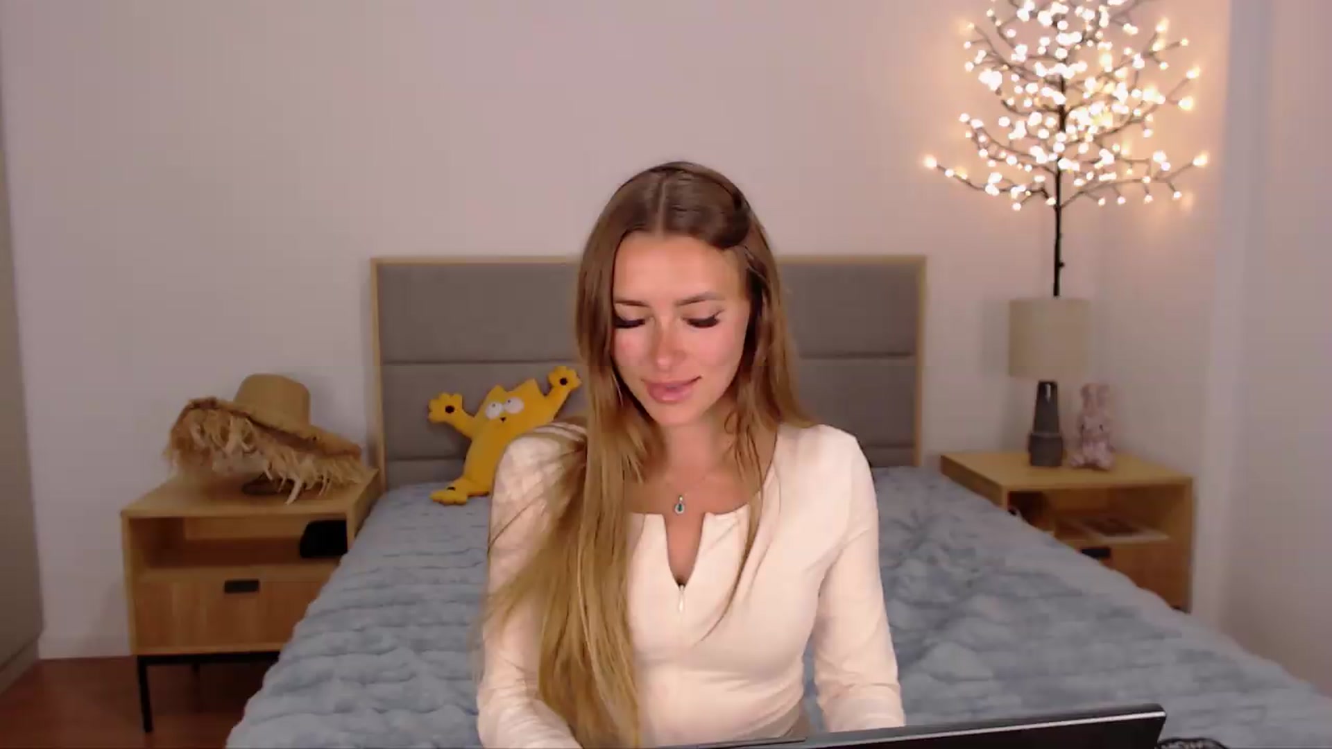 Gallery image thumbnail from SimonsWife's myfreecams stream on, 07/09/2026, 13:37 image 8 of 20