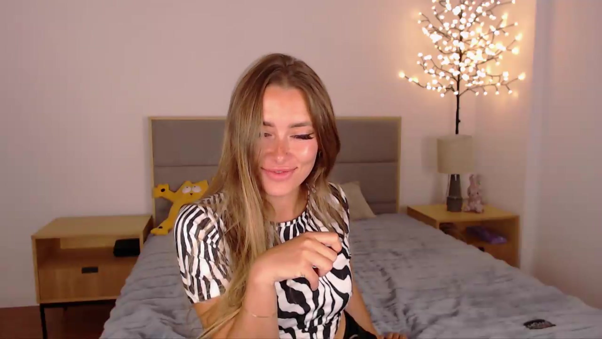Gallery image thumbnail from SimonsWife's myfreecams stream on, 07/26/2026, 14:39 image 12 of 20