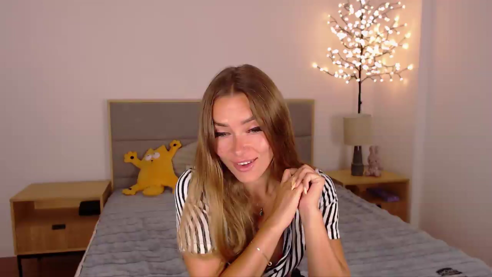 Gallery image thumbnail from SimonsWife's myfreecams stream on, 07/27/2026, 11:54 image 10 of 20