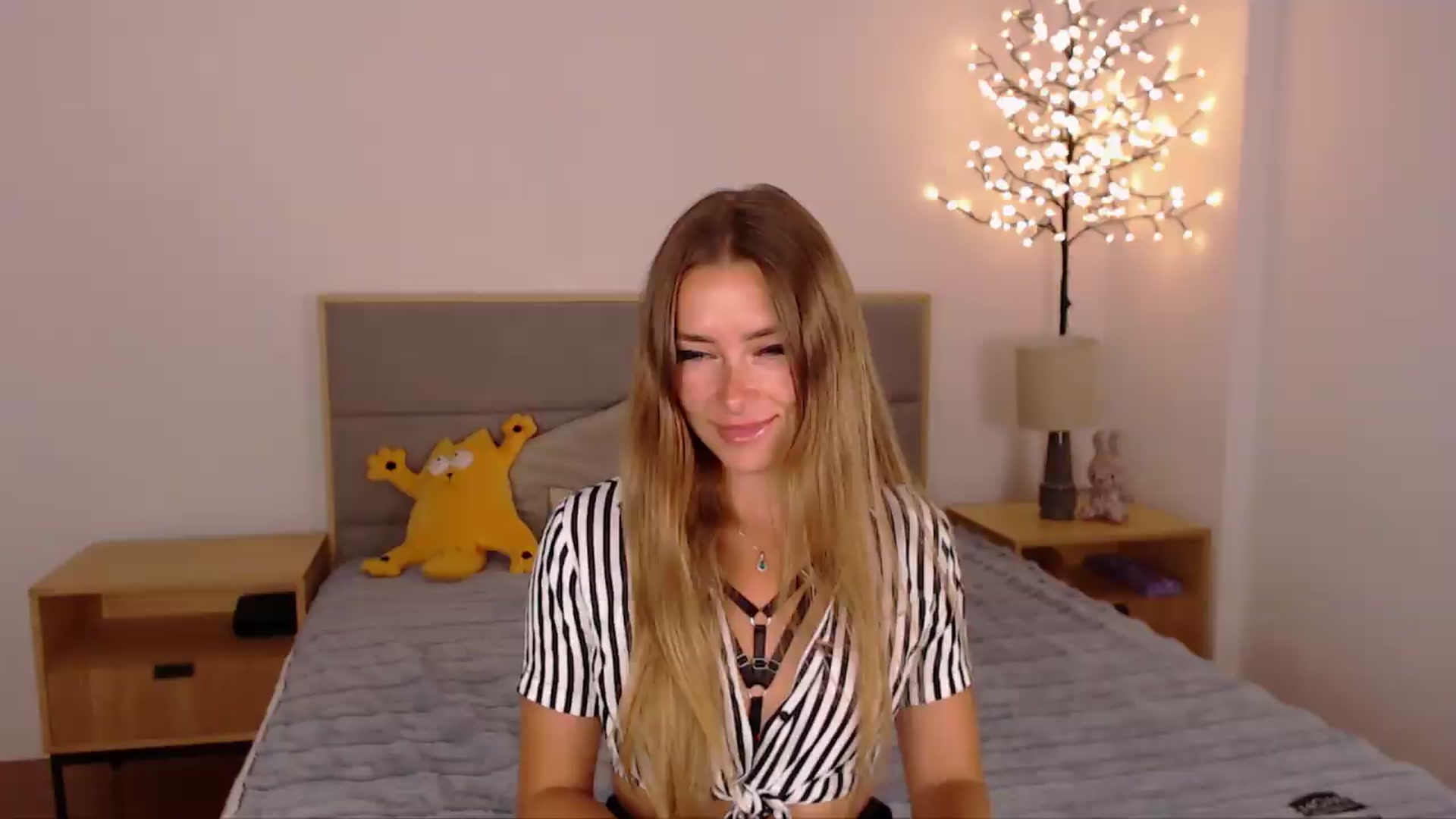 Gallery image thumbnail from SimonsWife's myfreecams stream on, 07/27/2026, 11:54 image 9 of 20