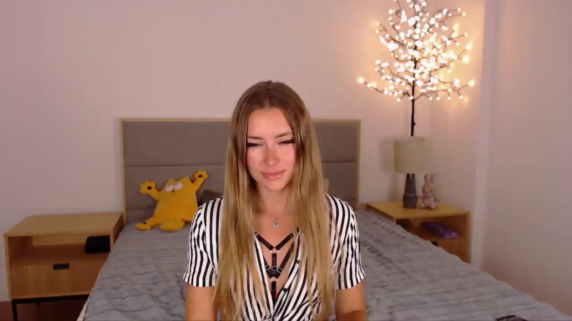 Gallery image thumbnail from SimonsWife's myfreecams stream on, 07/27/2026, 15:23 image 1 of 20