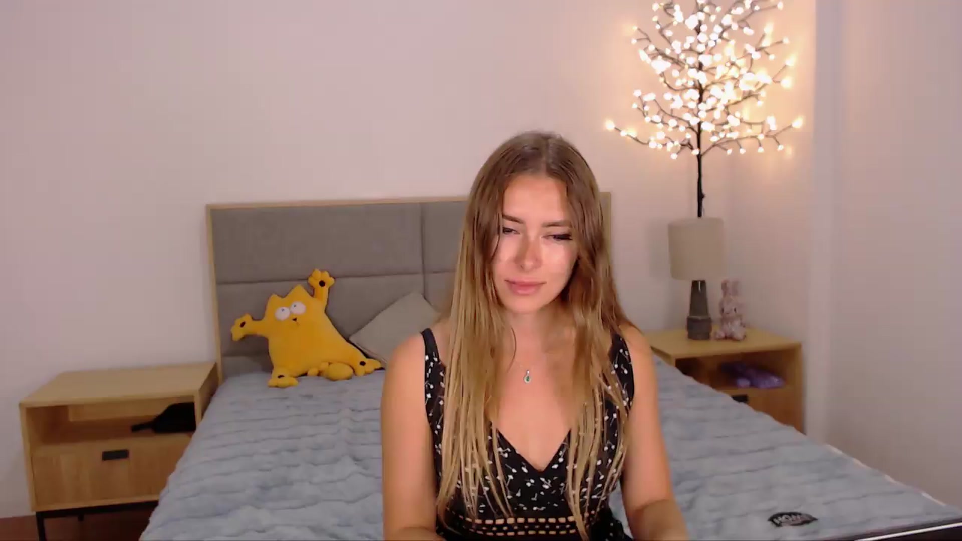 Gallery image thumbnail from SimonsWife's myfreecams stream on, 08/13/2026, 12:41 image 15 of 20