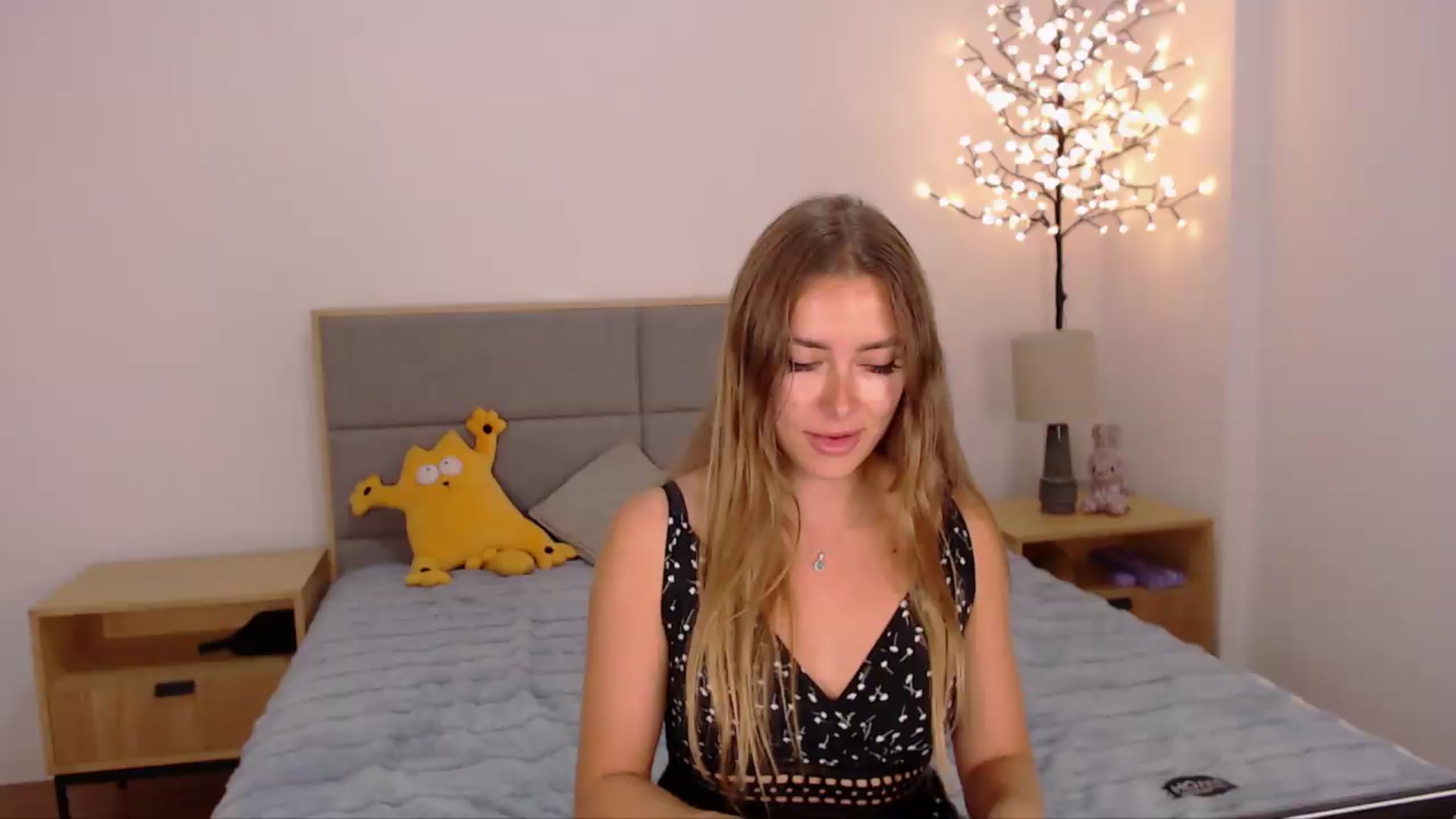 Gallery image thumbnail from SimonsWife's myfreecams stream on, 08/13/2026, 12:41 image 10 of 20