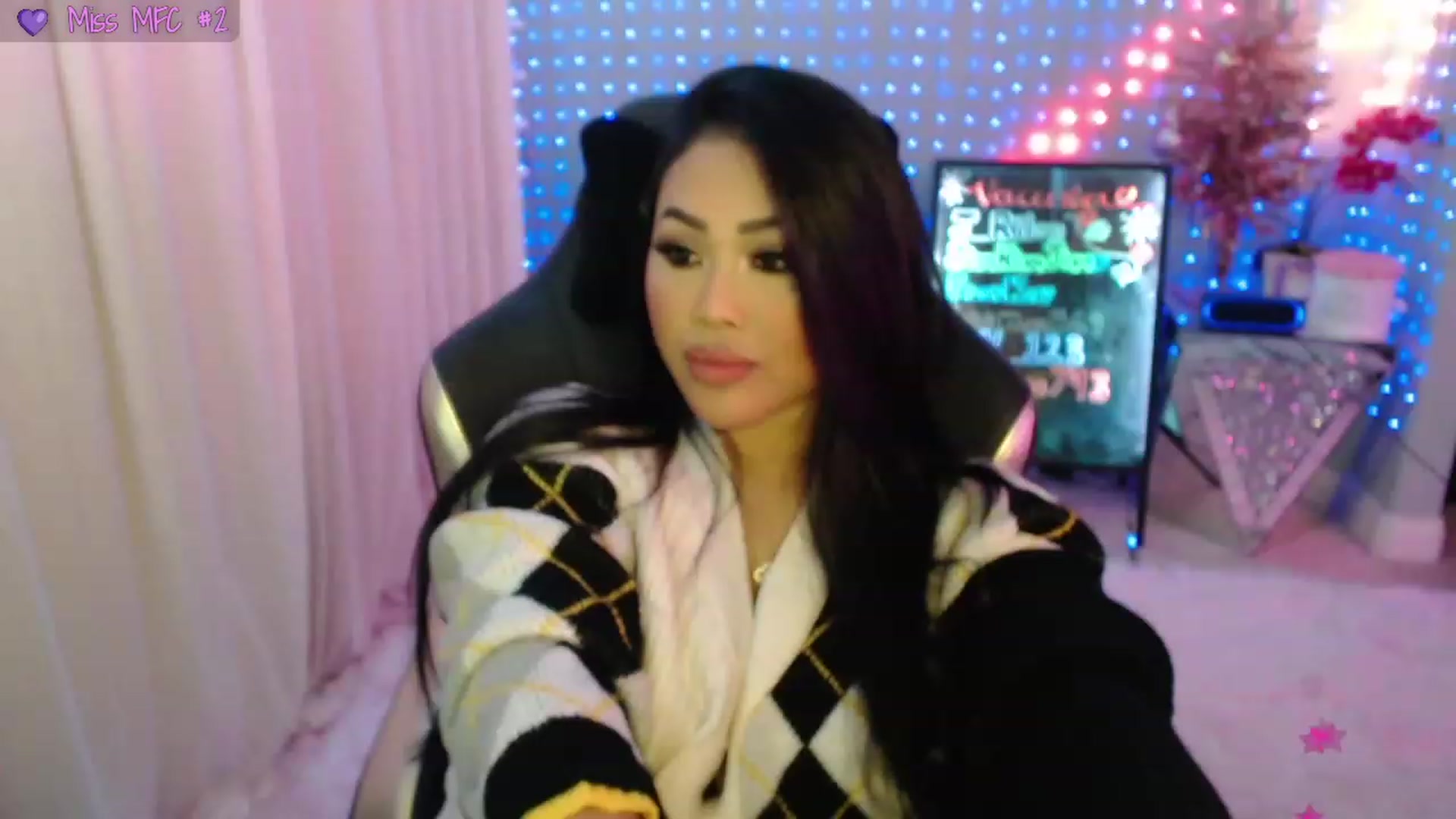 Gallery image thumbnail from SinCityVEE's myfreecams stream on, 12/25/2023, 08:41 image 14 of 20