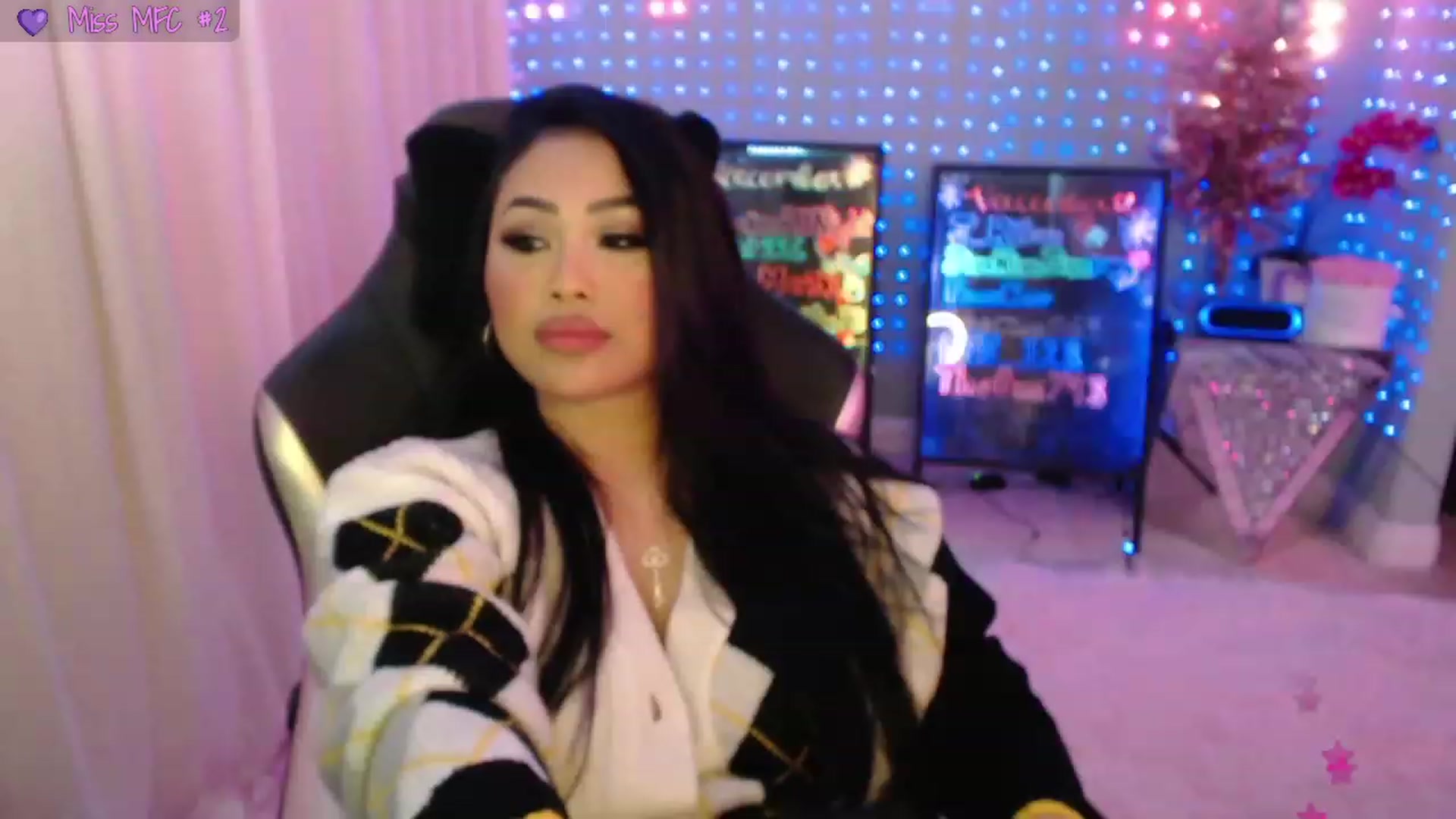 Gallery image thumbnail from SinCityVEE's myfreecams stream on, 12/25/2023, 08:41 image 18 of 20