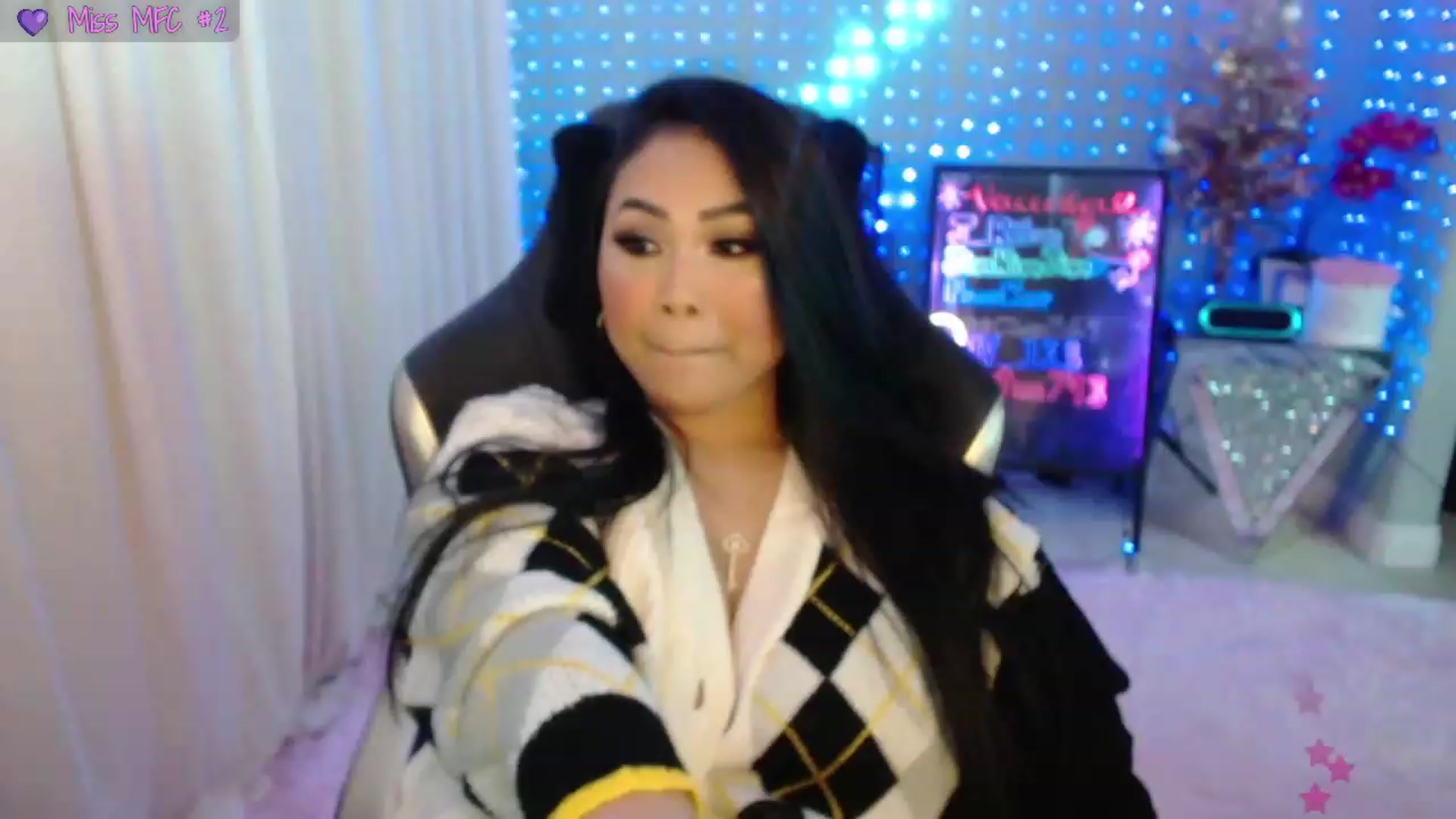Gallery image thumbnail from SinCityVEE's myfreecams stream on, 12/25/2023, 08:41 image 15 of 20
