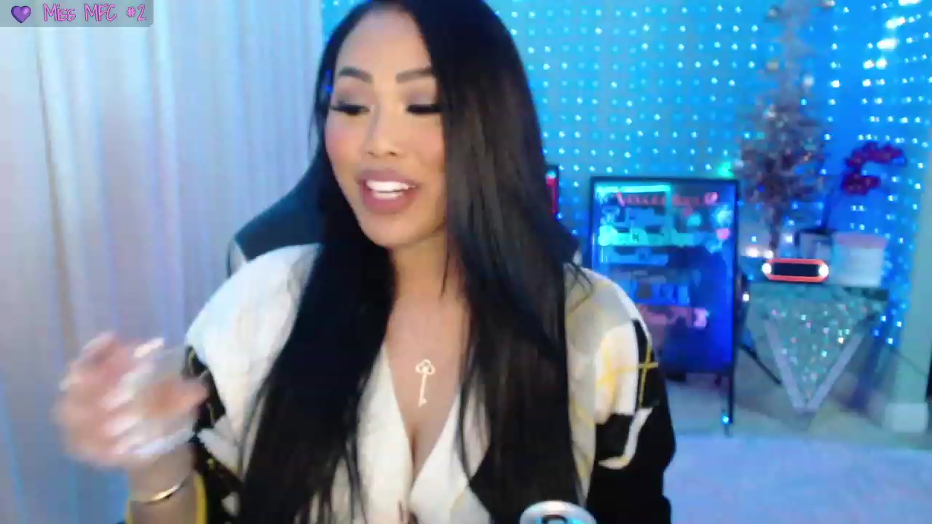 Gallery image thumbnail from SinCityVEE's myfreecams stream on, 12/25/2023, 08:41 image 1 of 20