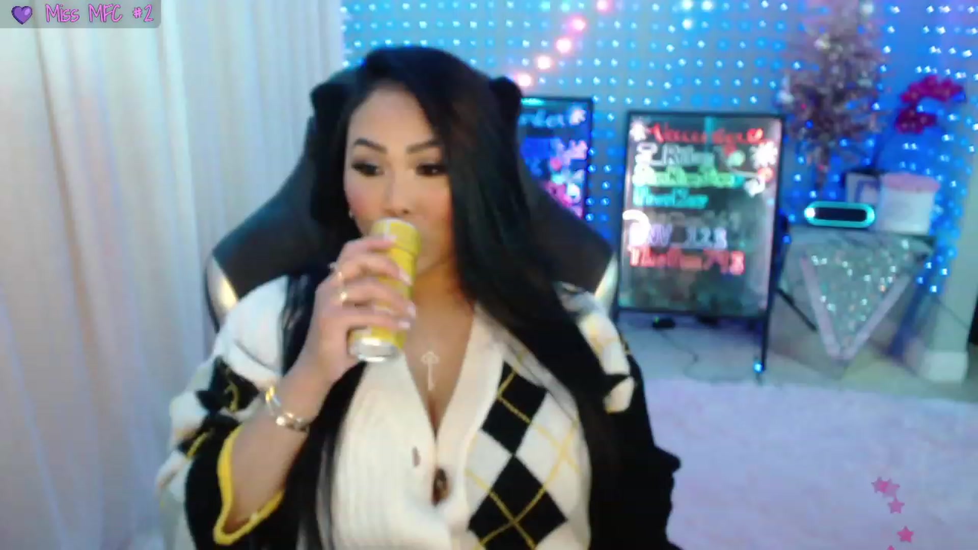 Gallery image thumbnail from SinCityVEE's myfreecams stream on, 12/25/2023, 08:41 image 13 of 20