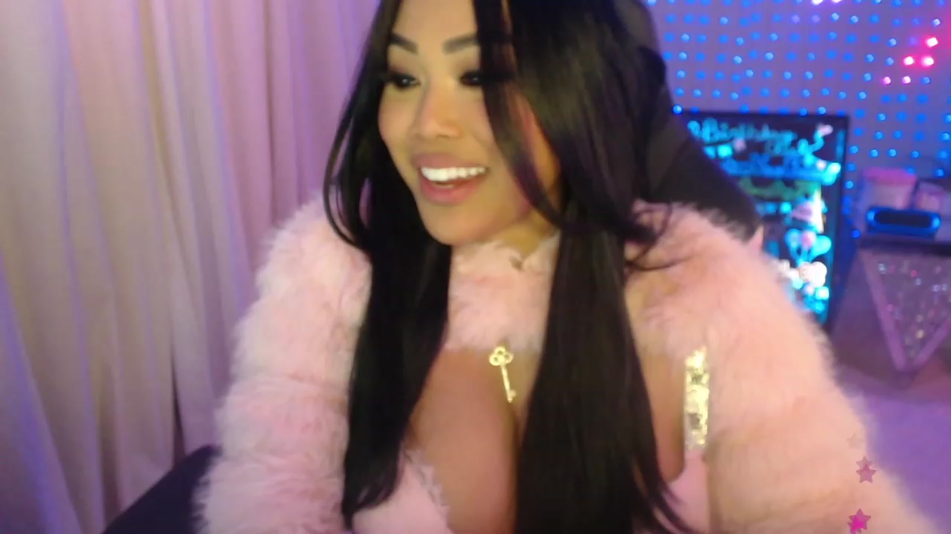 Gallery image thumbnail from SinCityVEE's myfreecams stream on, 01/12/2024, 07:00 image 19 of 20