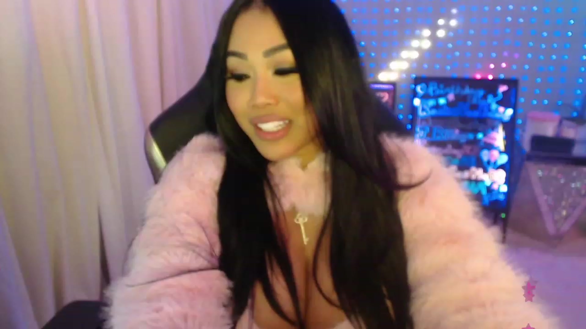 Gallery image thumbnail from SinCityVEE's myfreecams stream on, 01/12/2024, 07:00 image 3 of 20