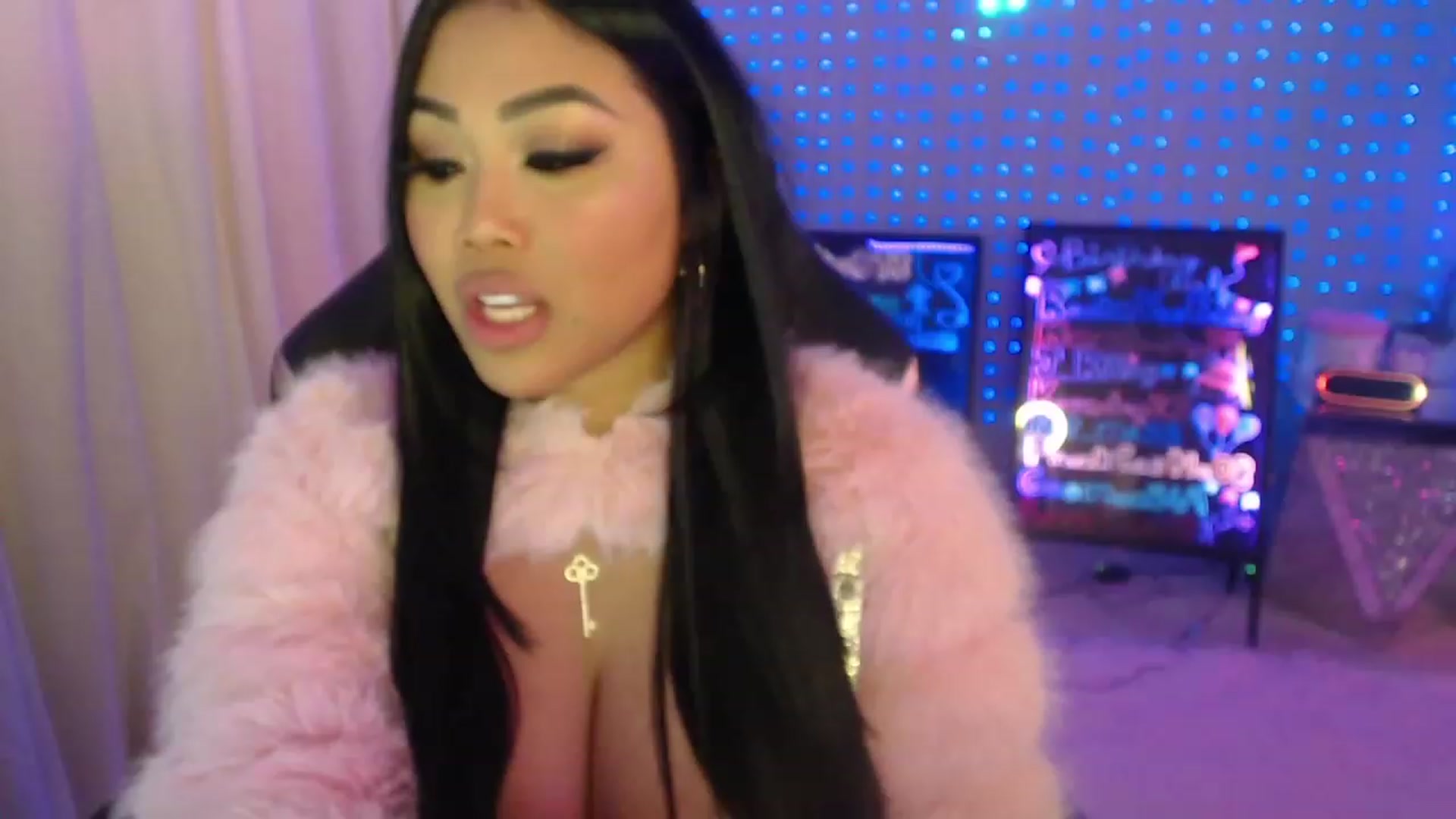 Gallery image thumbnail from SinCityVEE's myfreecams stream on, 01/12/2024, 07:00 image 8 of 20