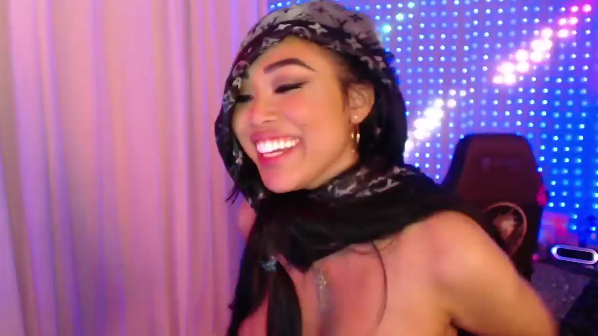 Gallery image thumbnail from SinCityVEE's myfreecams stream on, 03/29/2024, 11:08 image 10 of 20