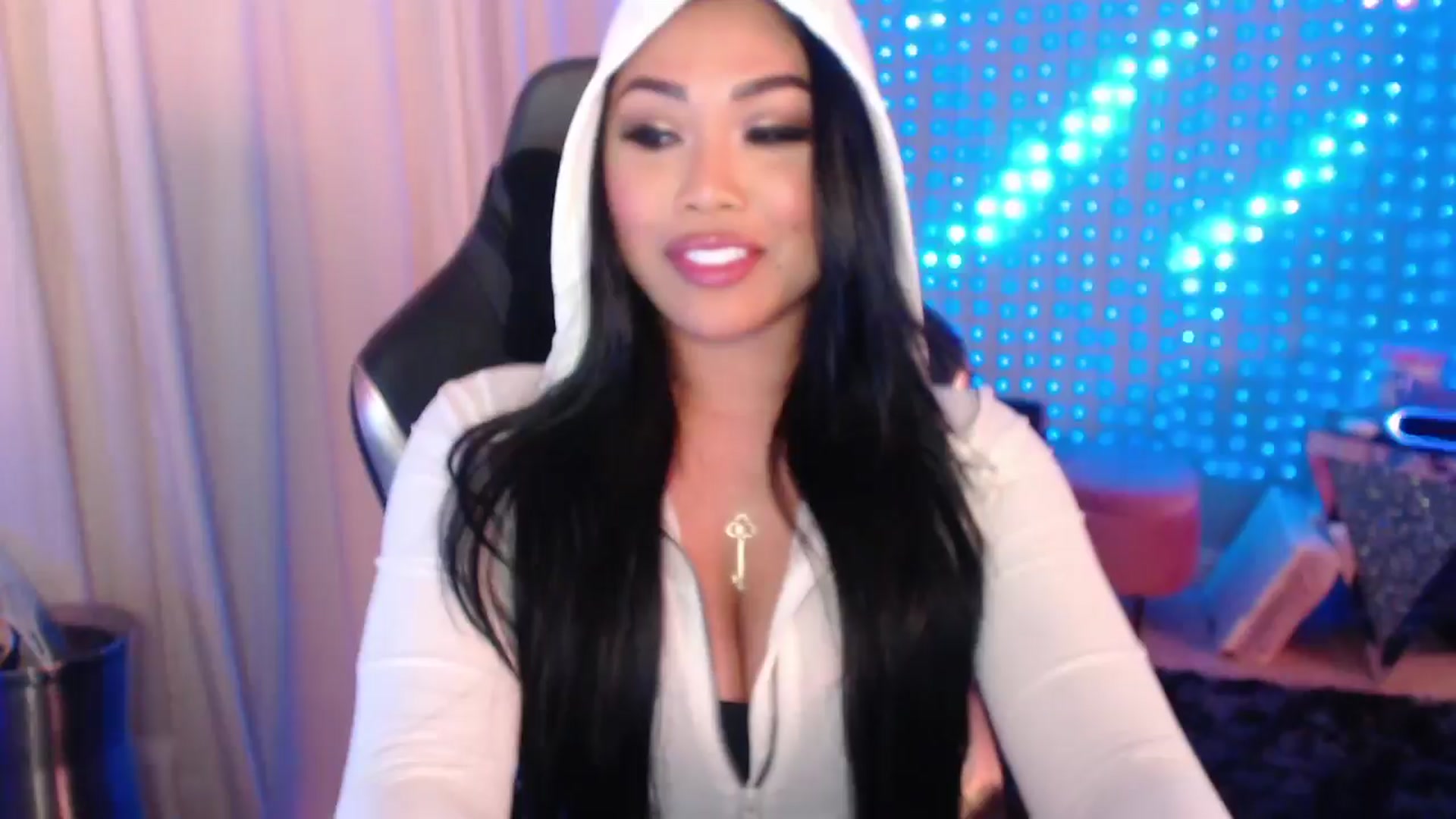 Gallery image thumbnail from SinCityVEE's myfreecams stream on, 04/05/2024, 06:09 image 3 of 20