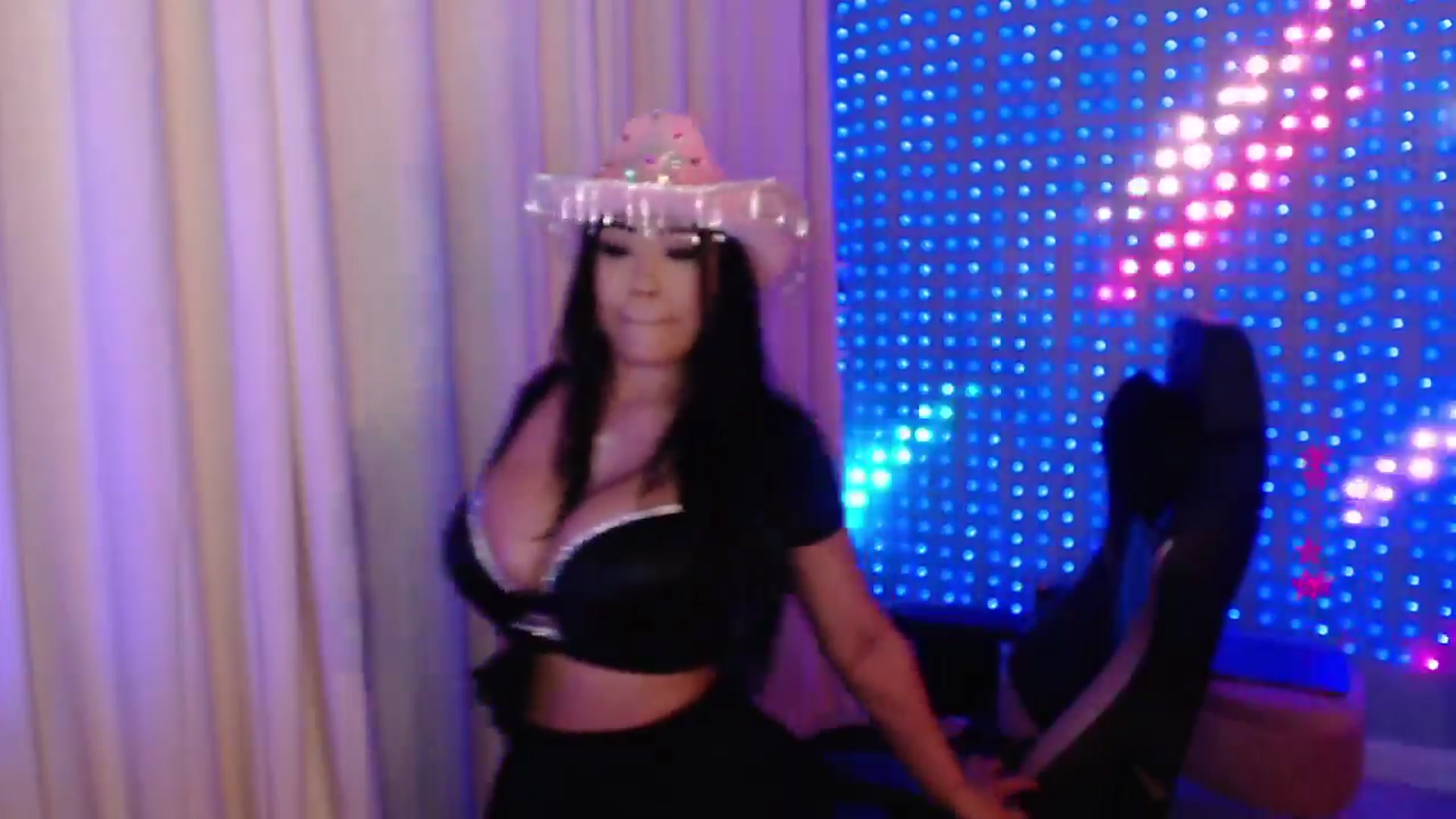Gallery image thumbnail from SinCityVEE's myfreecams stream on, 04/15/2024, 08:10 image 15 of 20