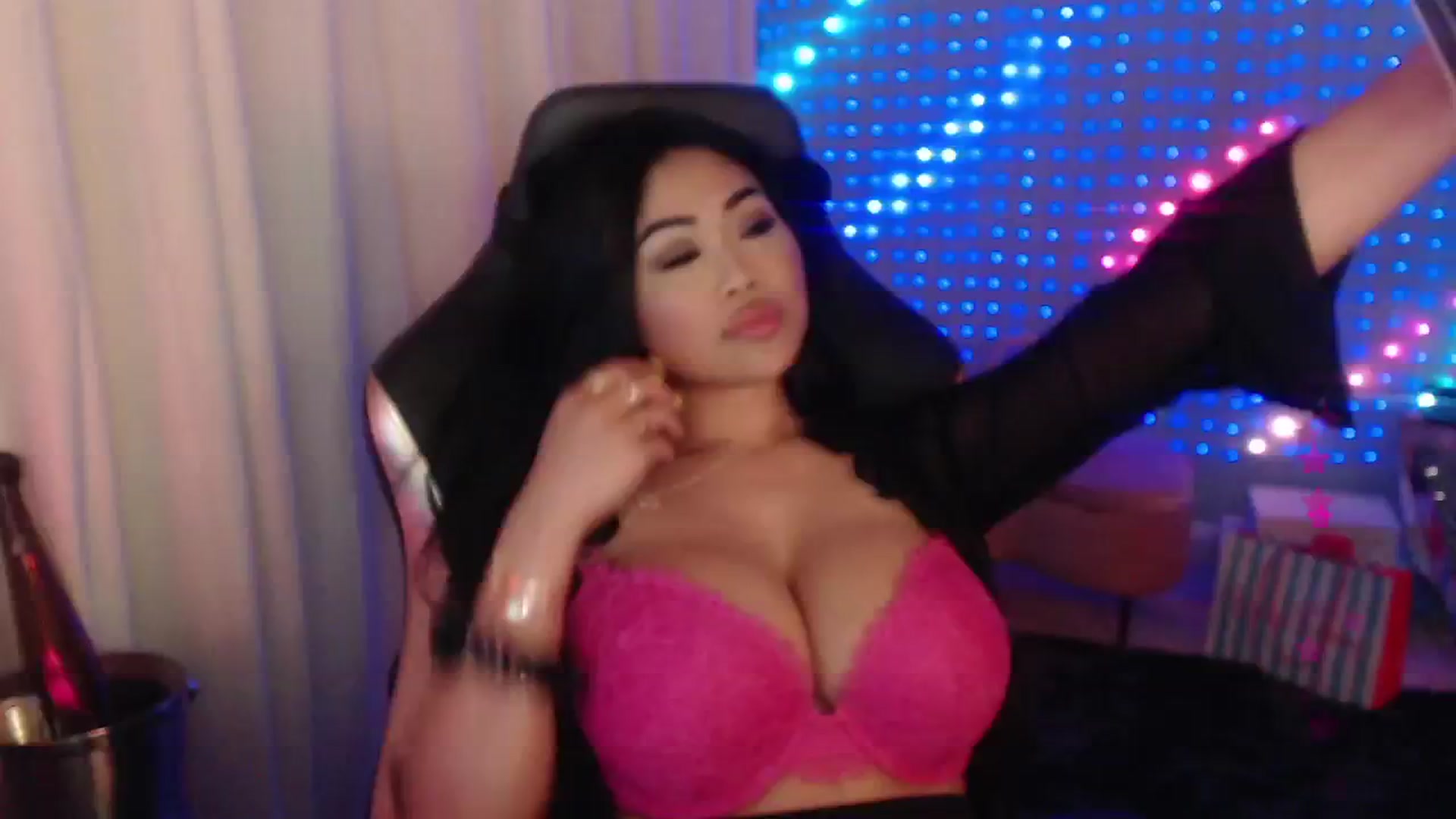 Gallery image thumbnail from SinCityVEE's myfreecams stream on, 04/27/2024, 08:35 image 12 of 20