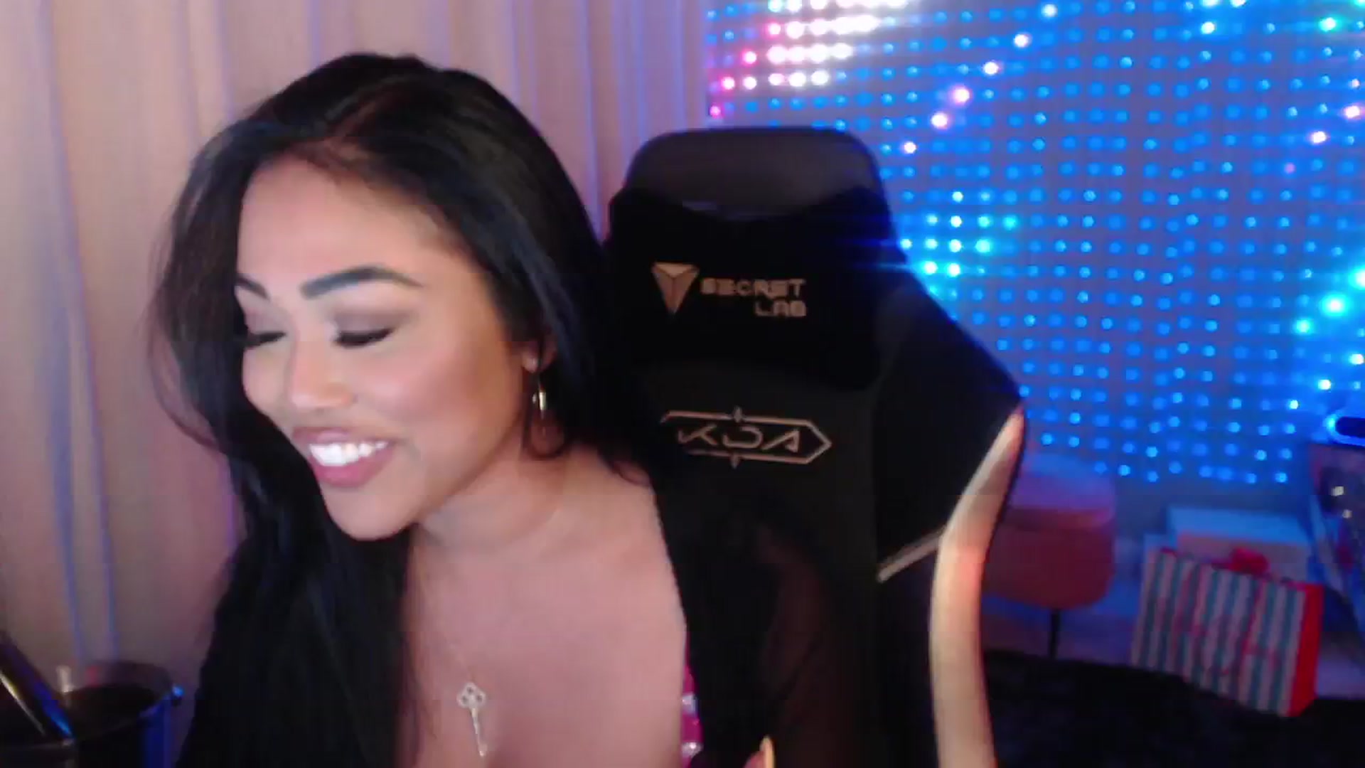 Gallery image thumbnail from SinCityVEE's myfreecams stream on, 04/27/2024, 08:35 image 3 of 20