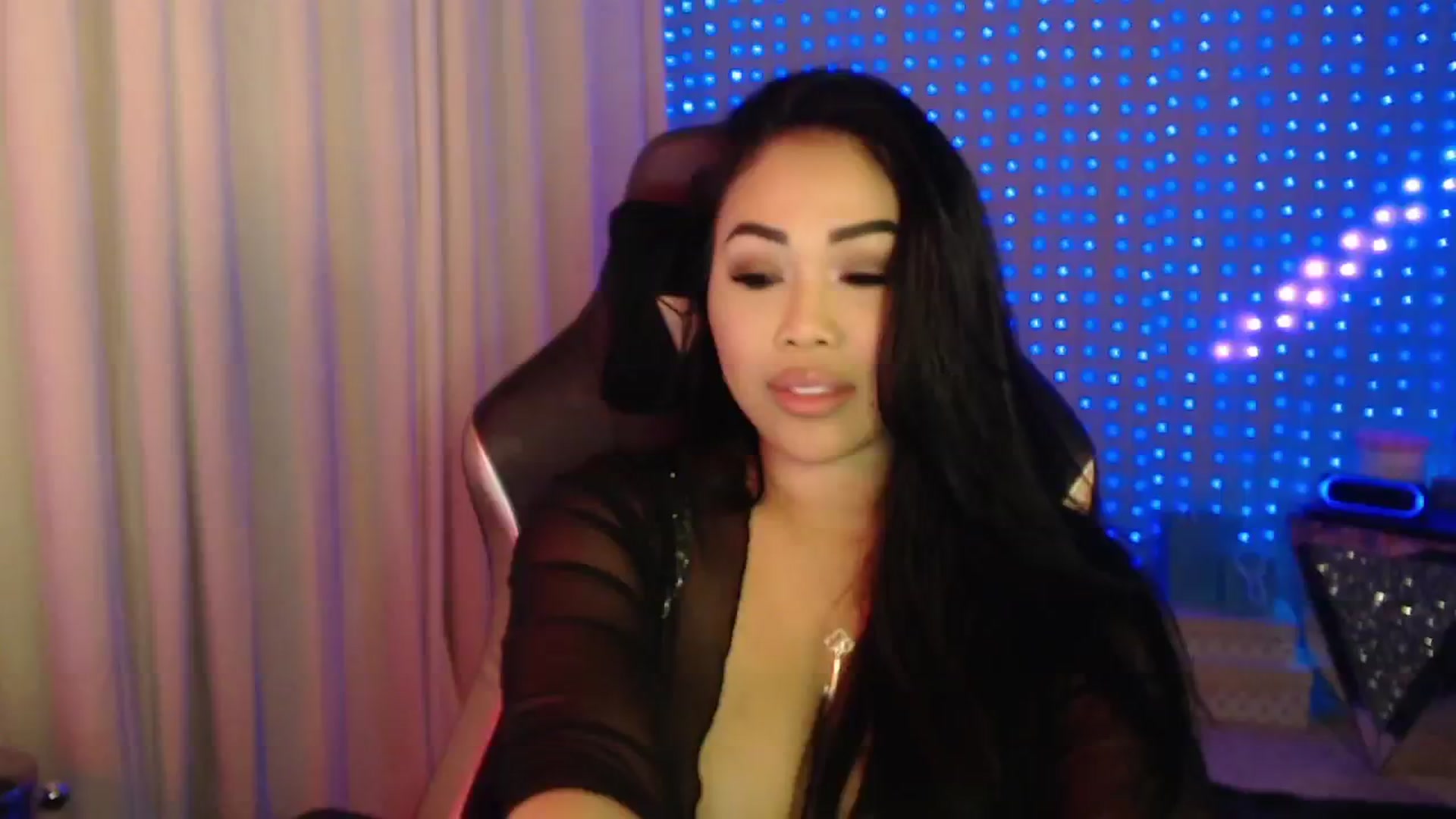 Gallery image thumbnail from SinCityVEE's myfreecams stream on, 05/20/2024, 08:50 image 3 of 20