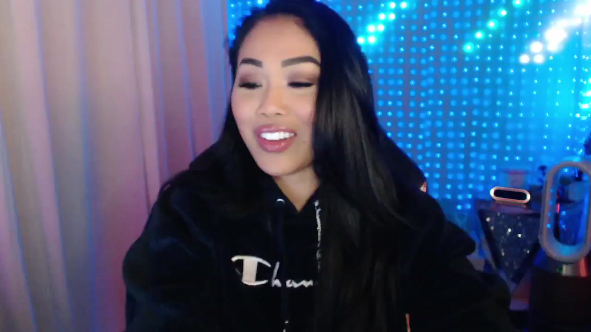Gallery image thumbnail from SinCityVEE's myfreecams stream on, 05/25/2024, 06:54 image 3 of 20