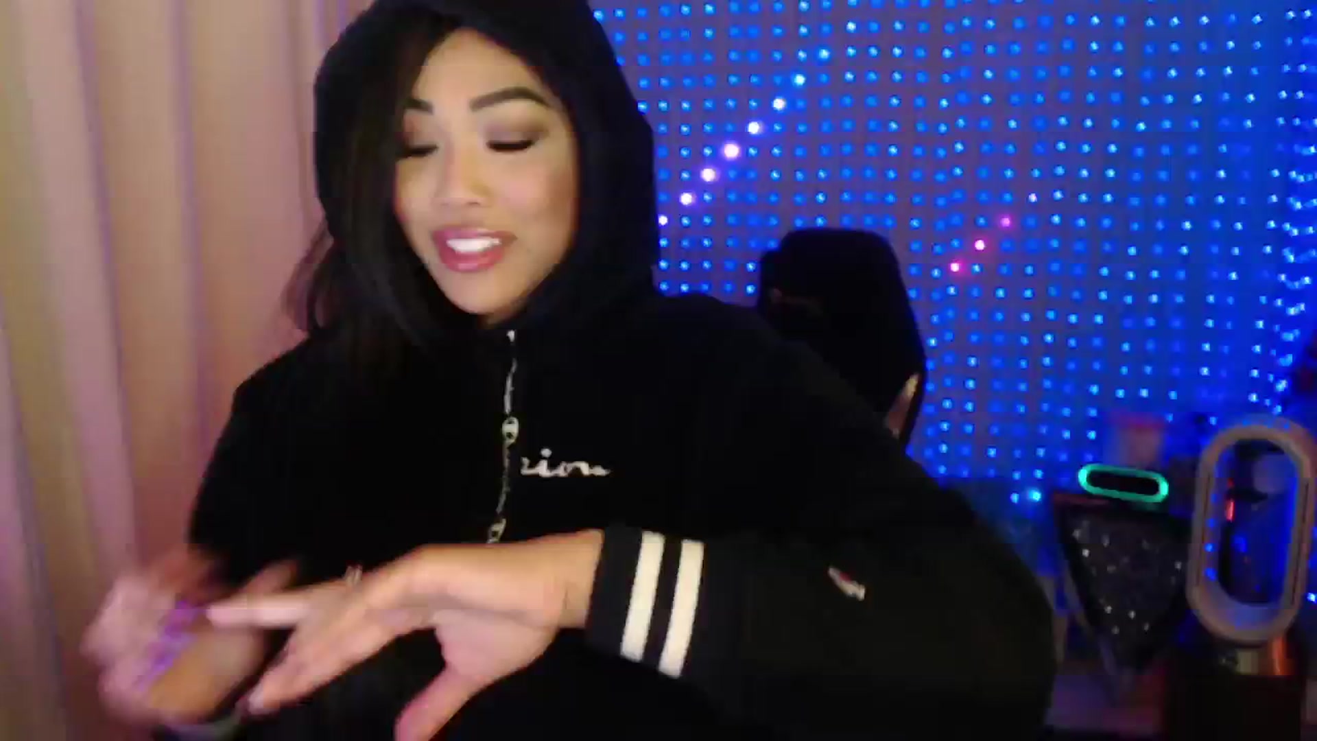 Gallery image thumbnail from SinCityVEE's myfreecams stream on, 05/25/2024, 06:54 image 14 of 20