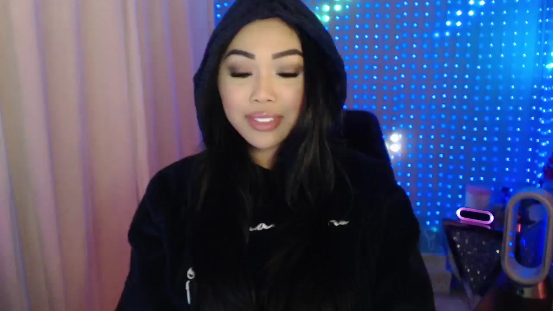 Gallery image thumbnail from SinCityVEE's myfreecams stream on, 05/25/2024, 06:54 image 5 of 20