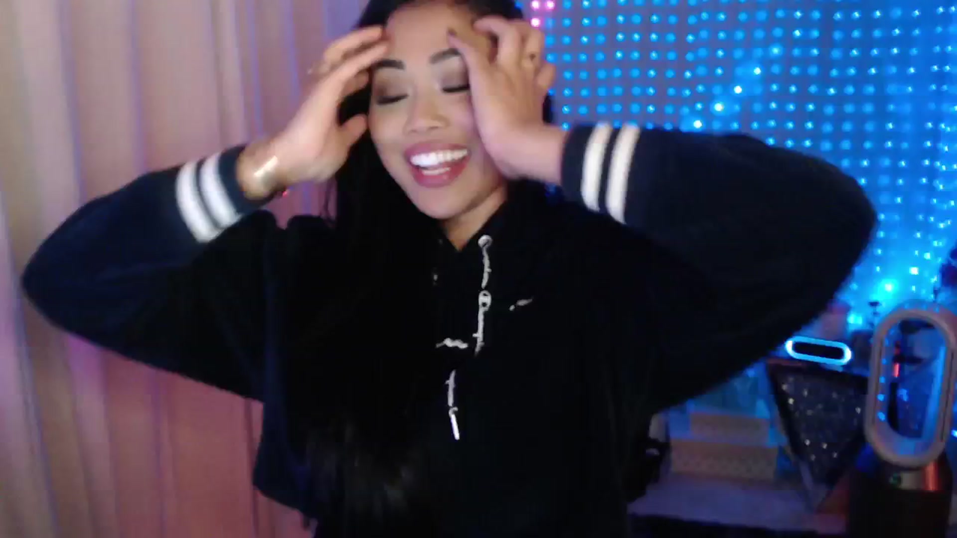 Gallery image thumbnail from SinCityVEE's myfreecams stream on, 05/25/2024, 06:54 image 12 of 20