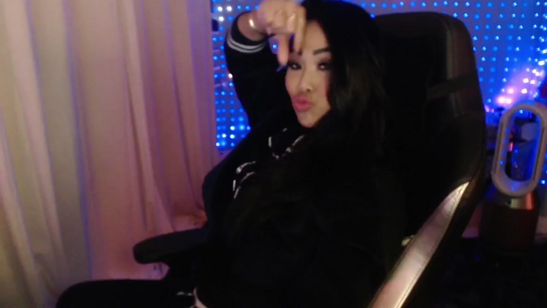 Gallery image thumbnail from SinCityVEE's myfreecams stream on, 05/25/2024, 08:58 image 3 of 20