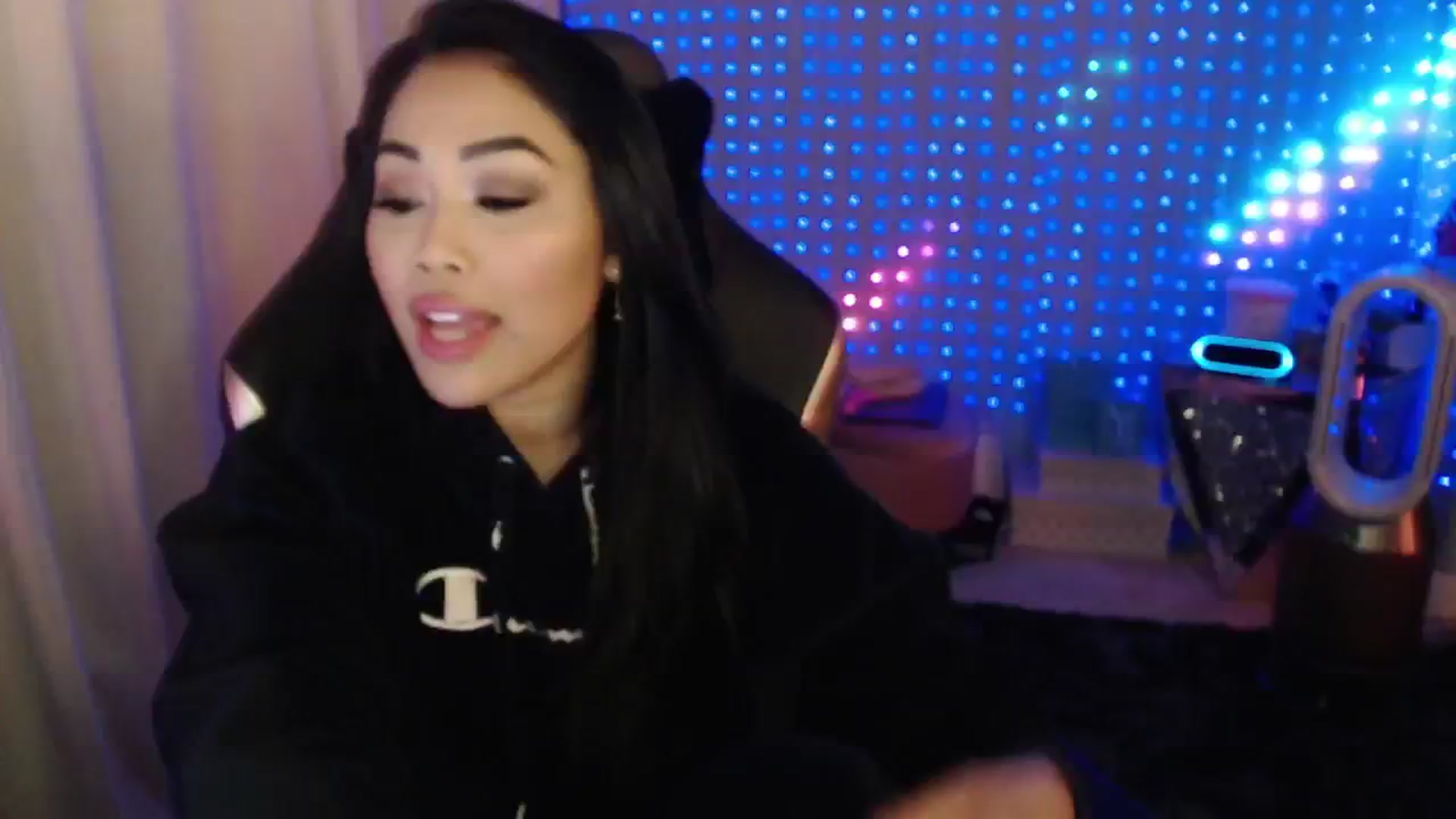 Gallery image thumbnail from SinCityVEE's myfreecams stream on, 05/25/2024, 08:58 image 4 of 20
