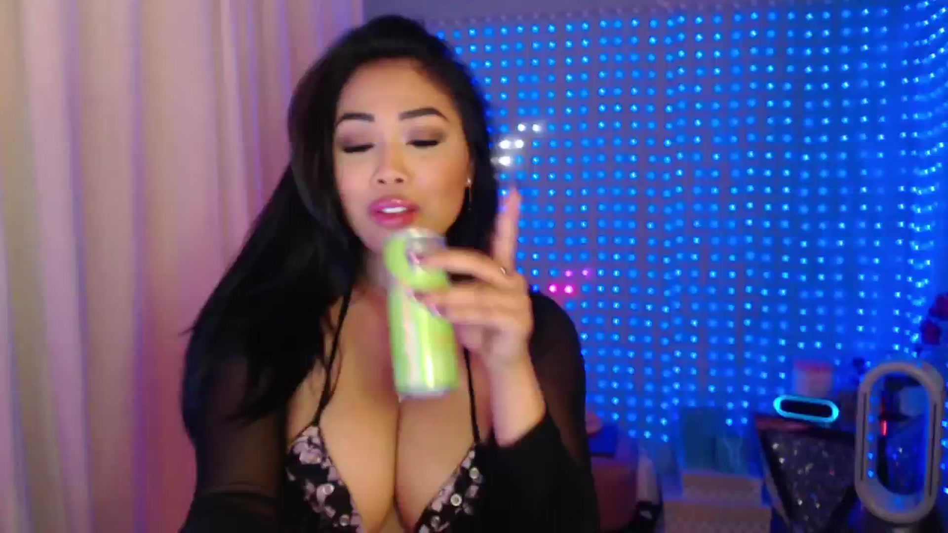 Gallery image thumbnail from SinCityVEE's myfreecams stream on, 05/25/2024, 08:58 image 13 of 20