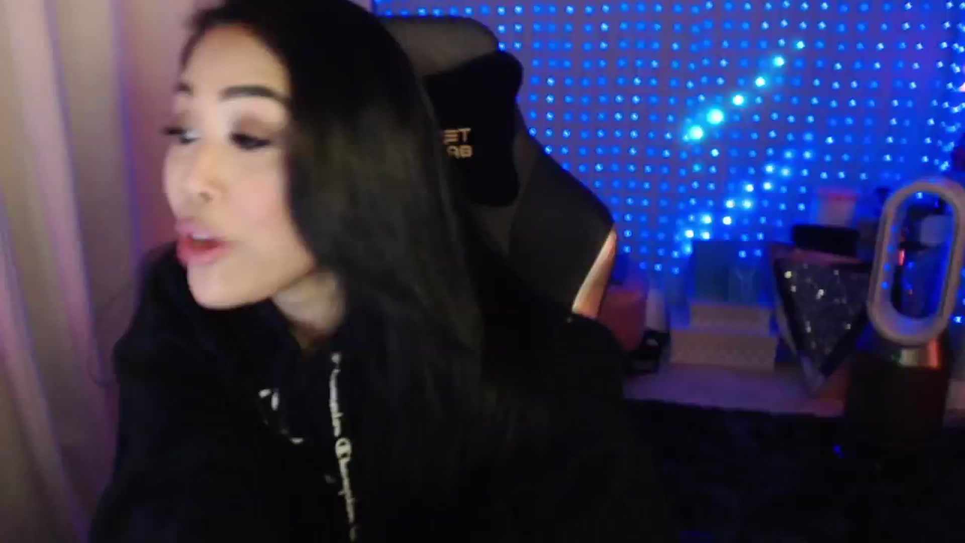 Gallery image thumbnail from SinCityVEE's myfreecams stream on, 05/25/2024, 08:58 image 6 of 20
