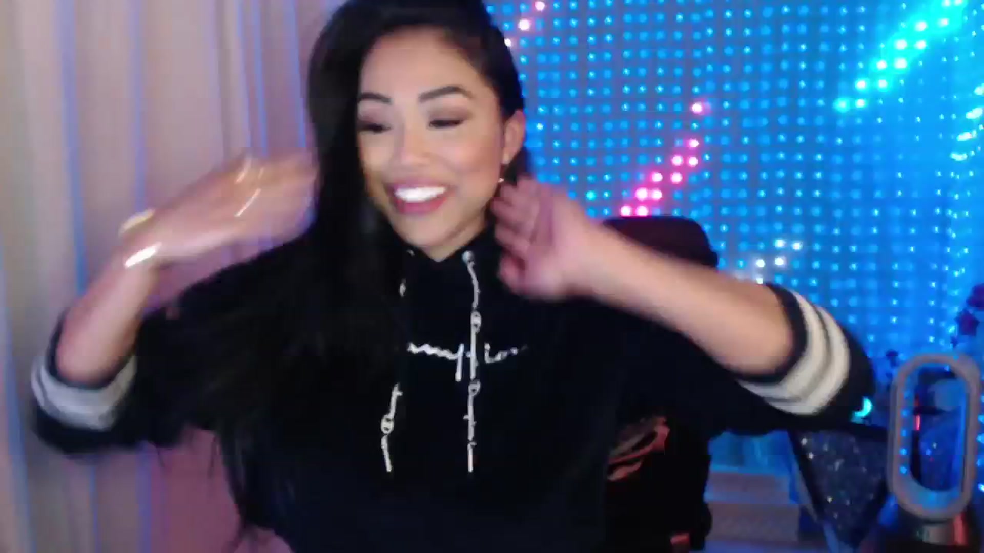 Gallery image thumbnail from SinCityVEE's myfreecams stream on, 05/25/2024, 08:58 image 9 of 20
