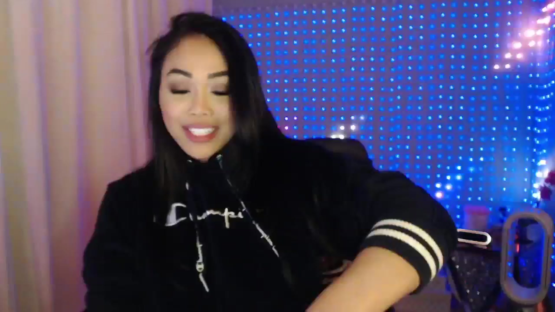 Gallery image thumbnail from SinCityVEE's myfreecams stream on, 05/25/2024, 08:58 image 7 of 20