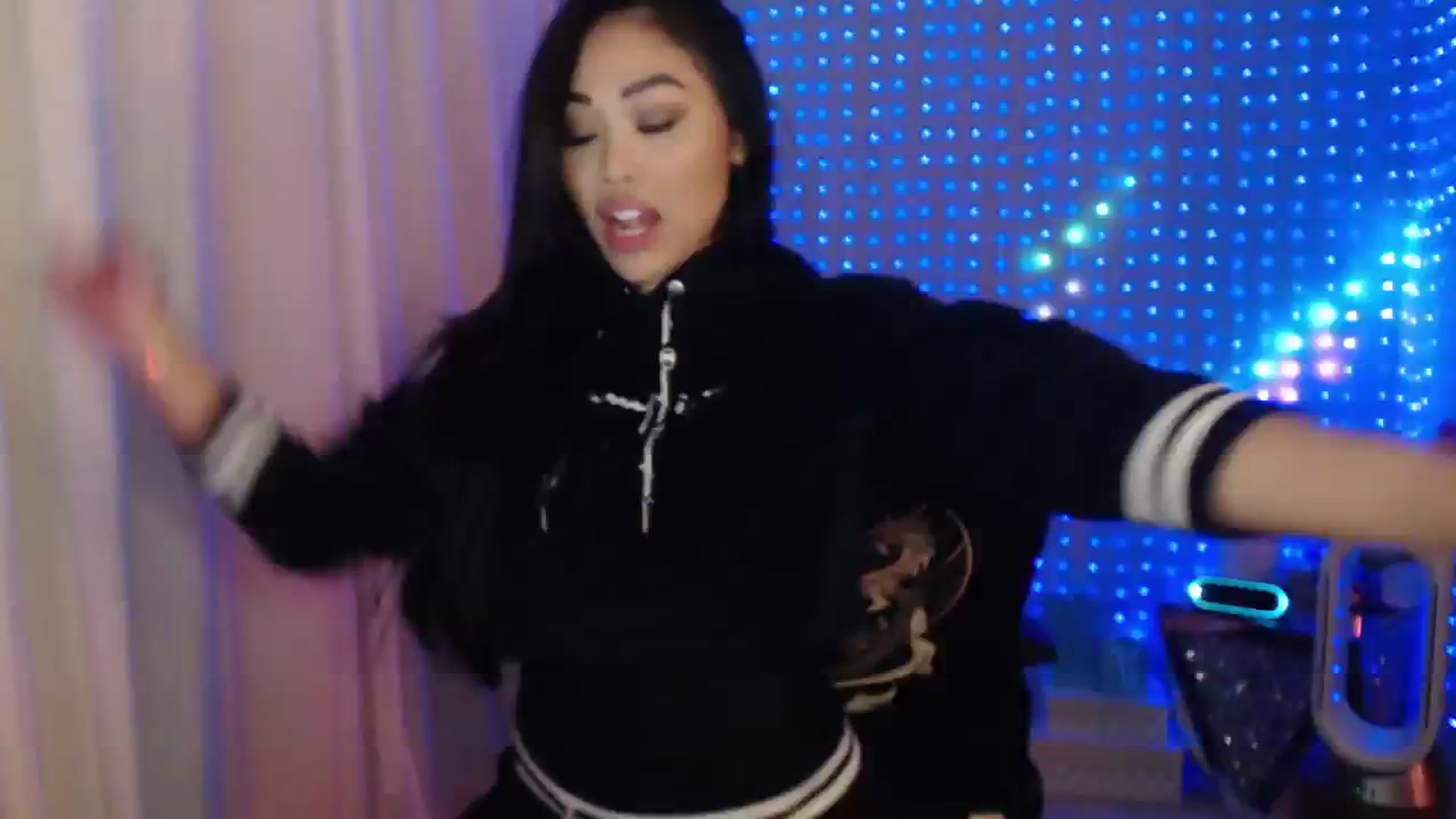 Gallery image thumbnail from SinCityVEE's myfreecams stream on, 05/25/2024, 08:58 image 8 of 20