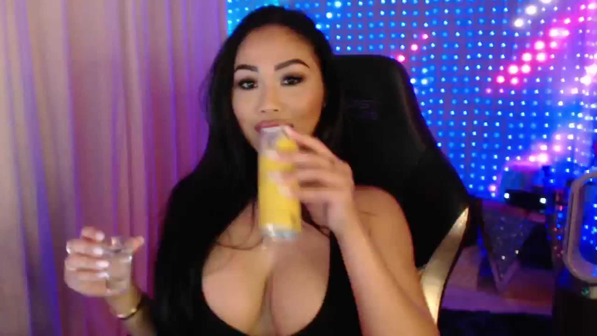 Gallery image thumbnail from SinCityVEE's myfreecams stream on, 06/22/2024, 08:57 image 2 of 20